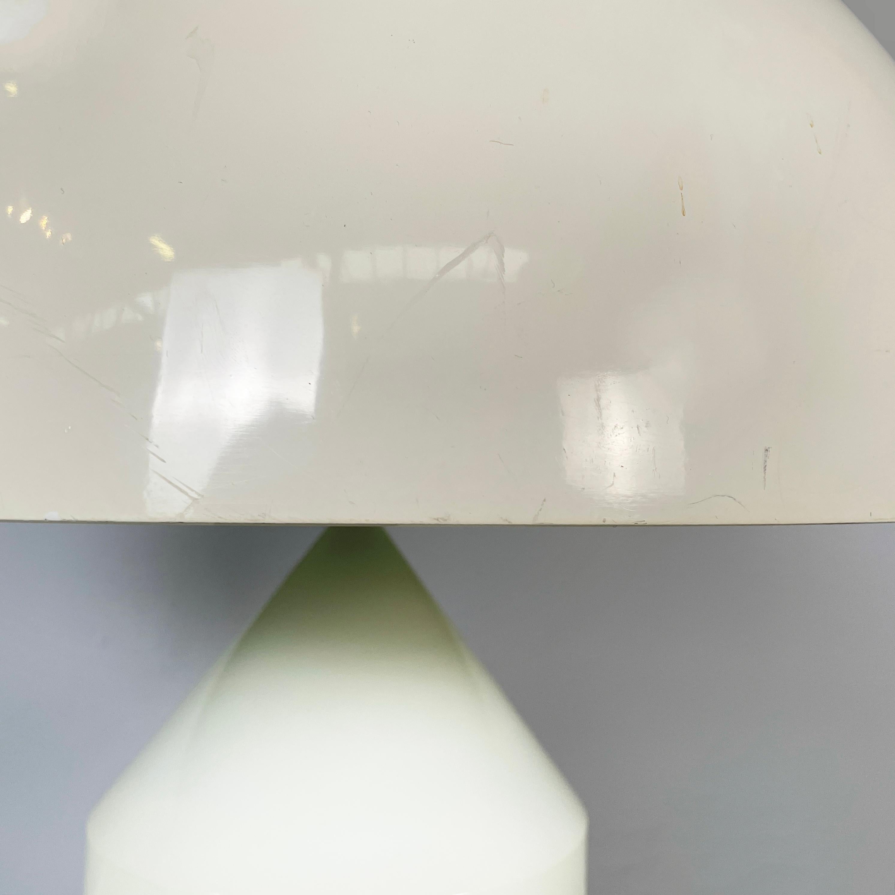 Italienische Tischlampe aus weißem Metall aus dem Raumzeitalter Atollo von Magistretti für Oluce, 1970er Jahre (Late 20th Century) im Angebot