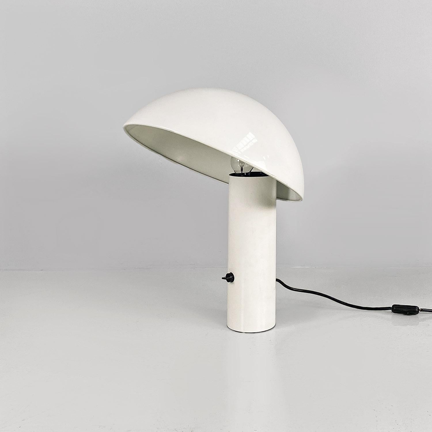 Lampe de table Vaga en métal blanc de l'ère spatiale italienne par Franco Mirenzi, Valenti, années 1970.
Lampe à poser modèle Vaga, entièrement en métal peint en blanc, avec un diffuseur incliné en forme de dôme, dont la partie supérieure est percée