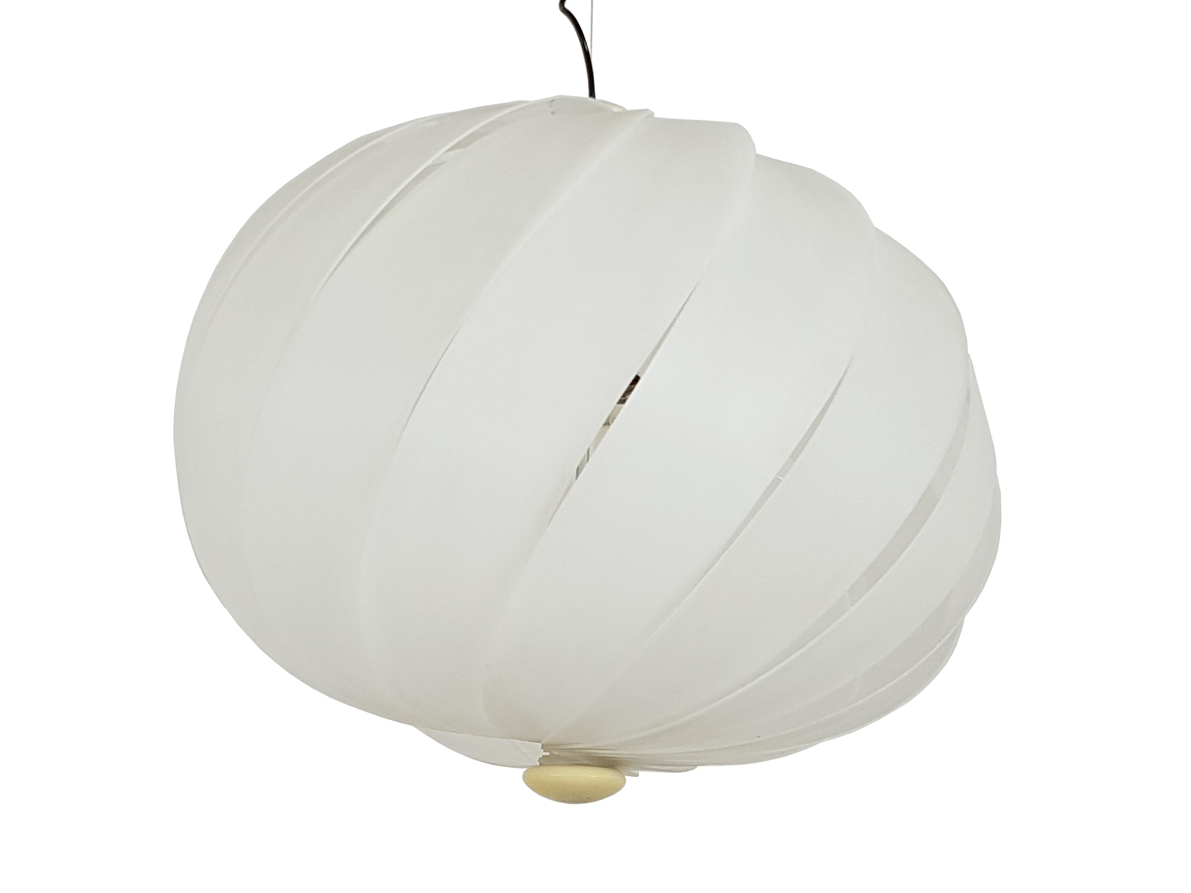 Metà XX secolo Ciondolo italiano a tre luci degli anni '60 in plastica bianca e metallo cromato A Space Age in vendita