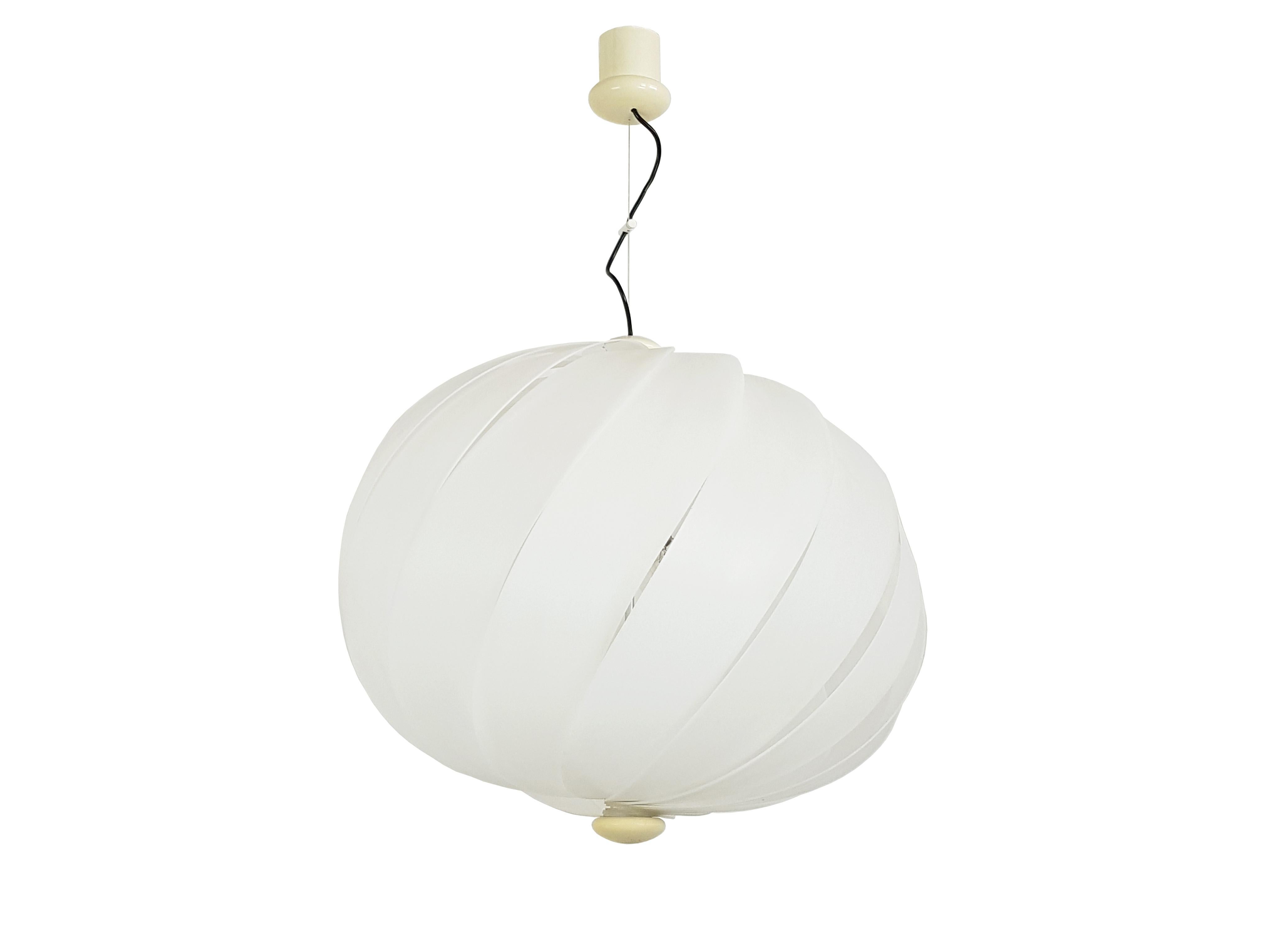 Ciondolo italiano a tre luci degli anni '60 in plastica bianca e metallo cromato A Space Age in vendita 1