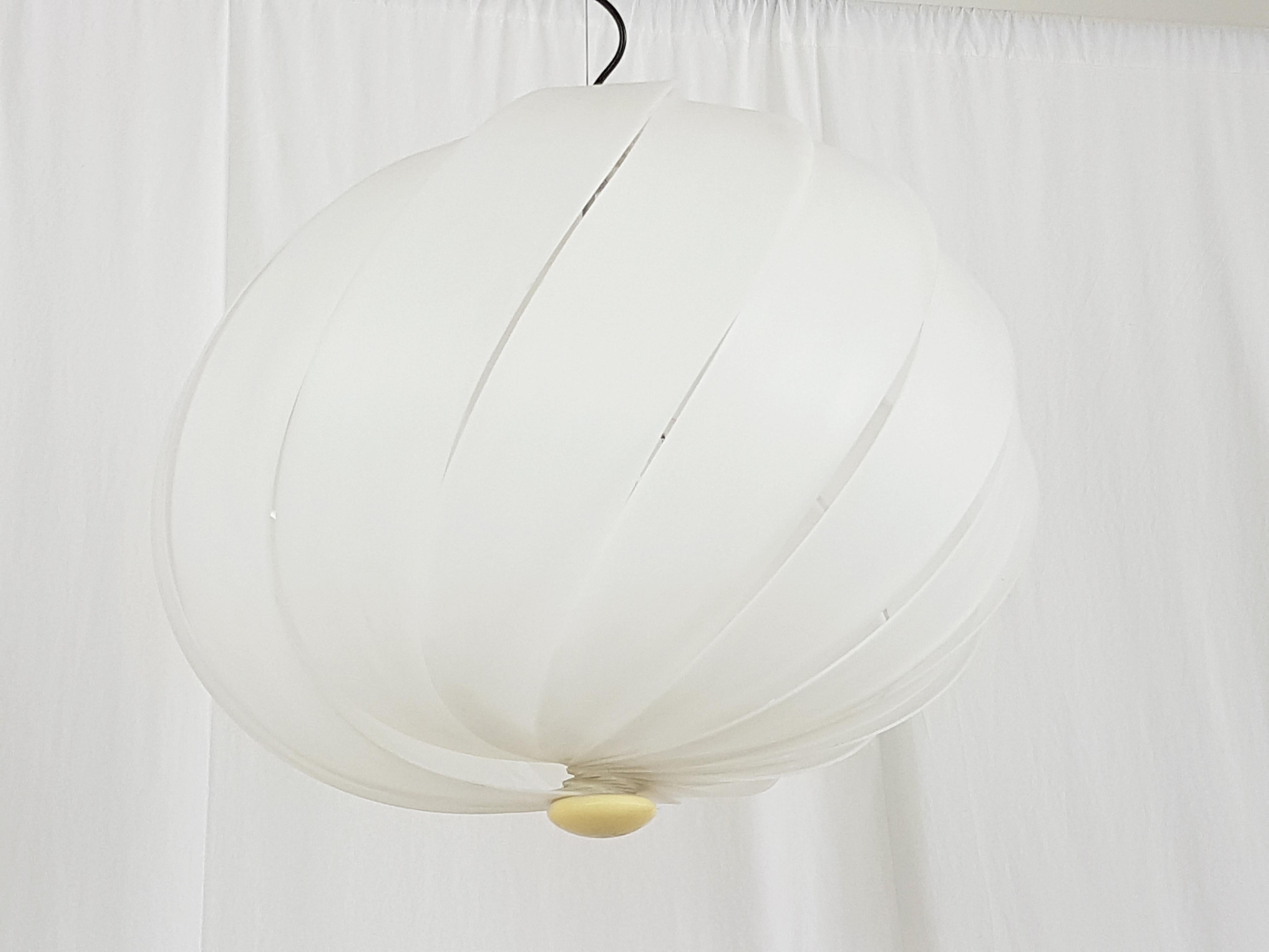 Ciondolo italiano a tre luci degli anni '60 in plastica bianca e metallo cromato A Space Age in vendita 2