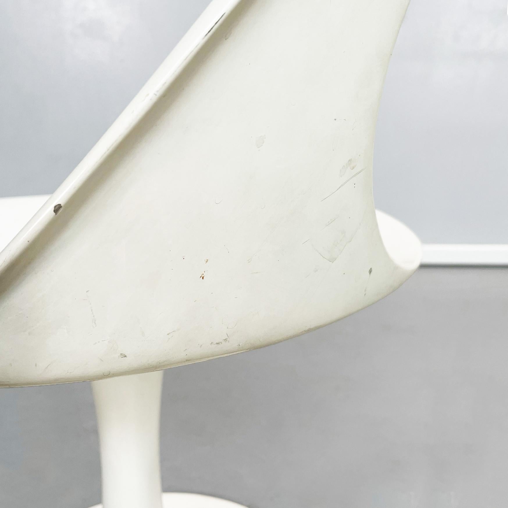 Chaises rondes italiennes en plastique blanc de l'ère spatiale, années 1970 en vente 6