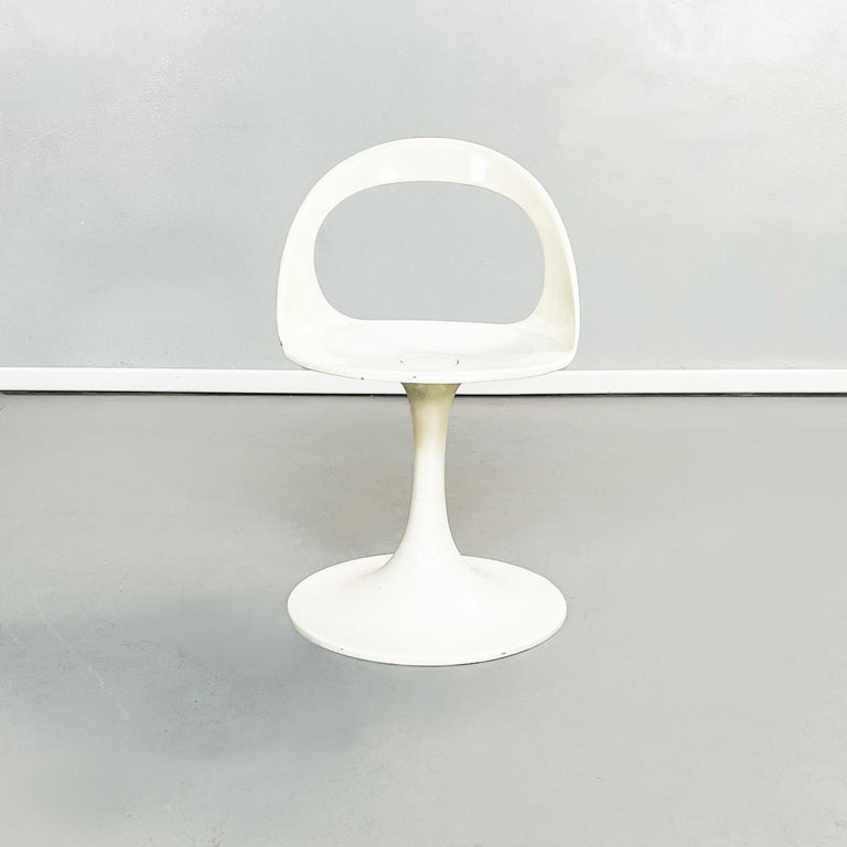 Italian space age white plastic round chairs, 1970s.
Set of 6 chairs with round seat, entirely in white plastic. The round seat joins the backrest, which is composed of a curved and hollow semi-oval. The base is round.
1970s
Good conditions,