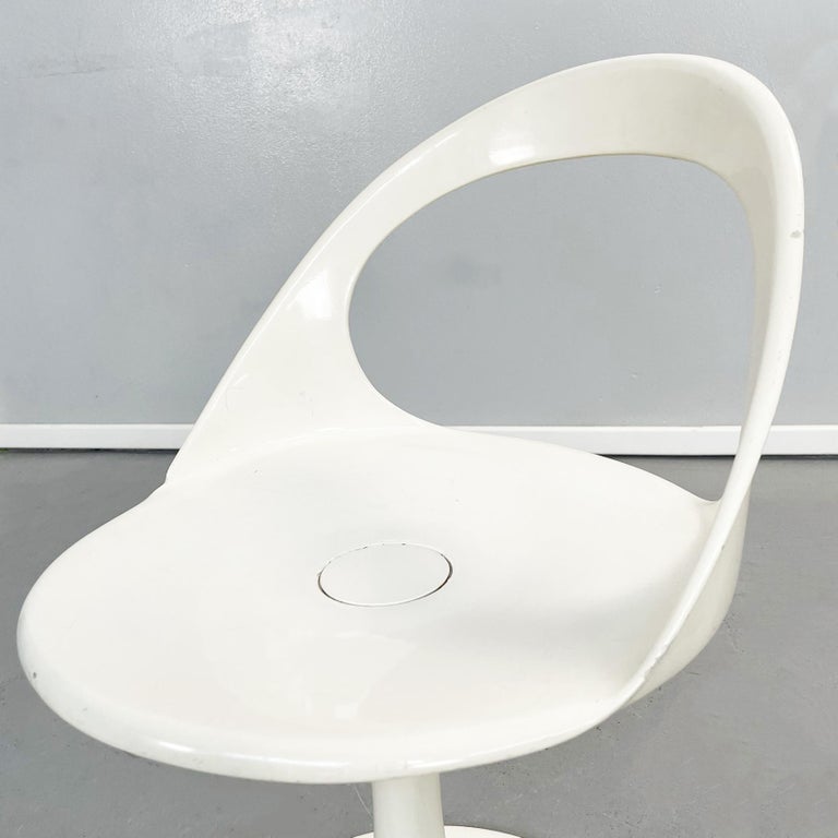 Italian Space Age White Plastic Round Chairs, 1970s For Sale 2