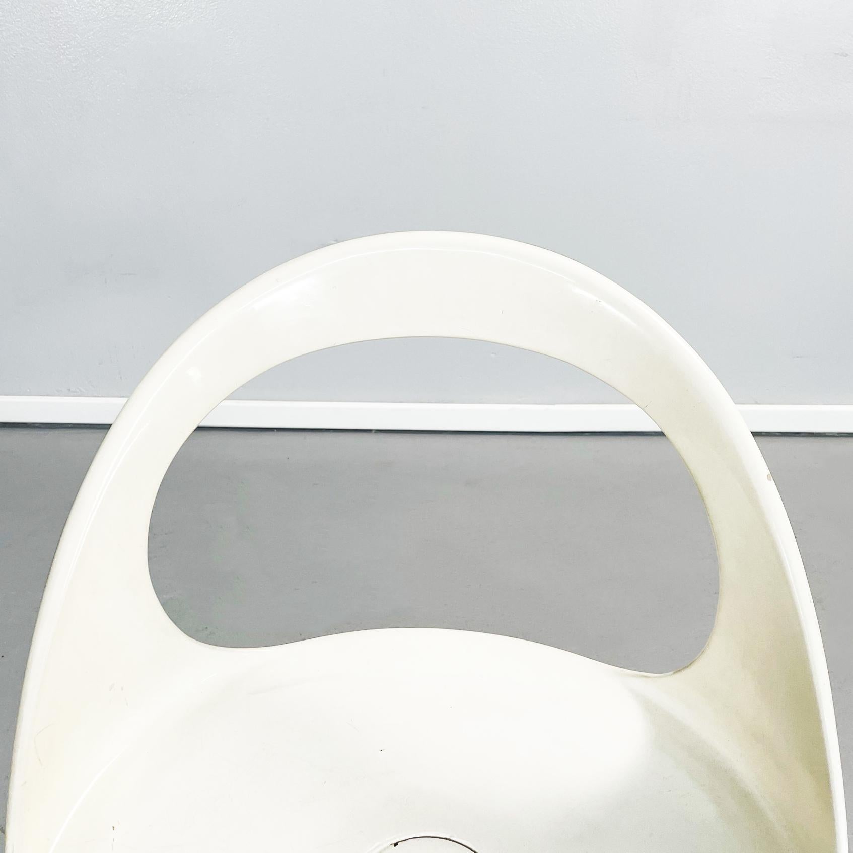 Chaises rondes italiennes en plastique blanc de l'ère spatiale, années 1970 en vente 3