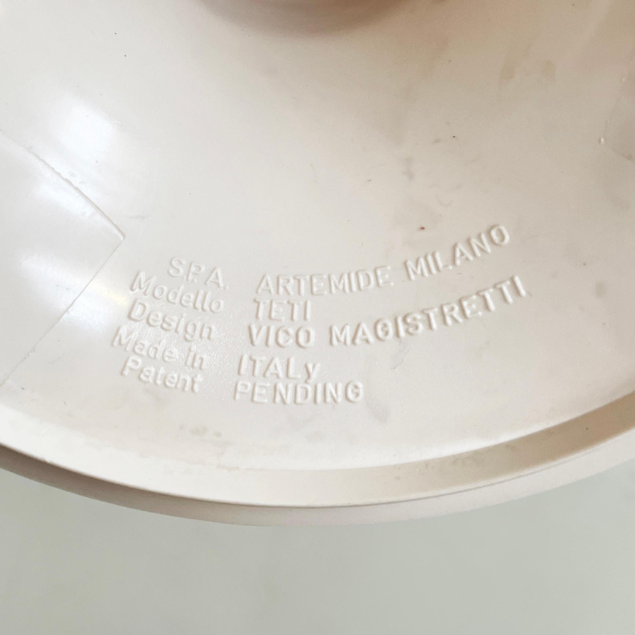 Aplique italiano de plástico blanco de la era espacial Teti Vico Magistretti Artemide, años 70 en venta 3