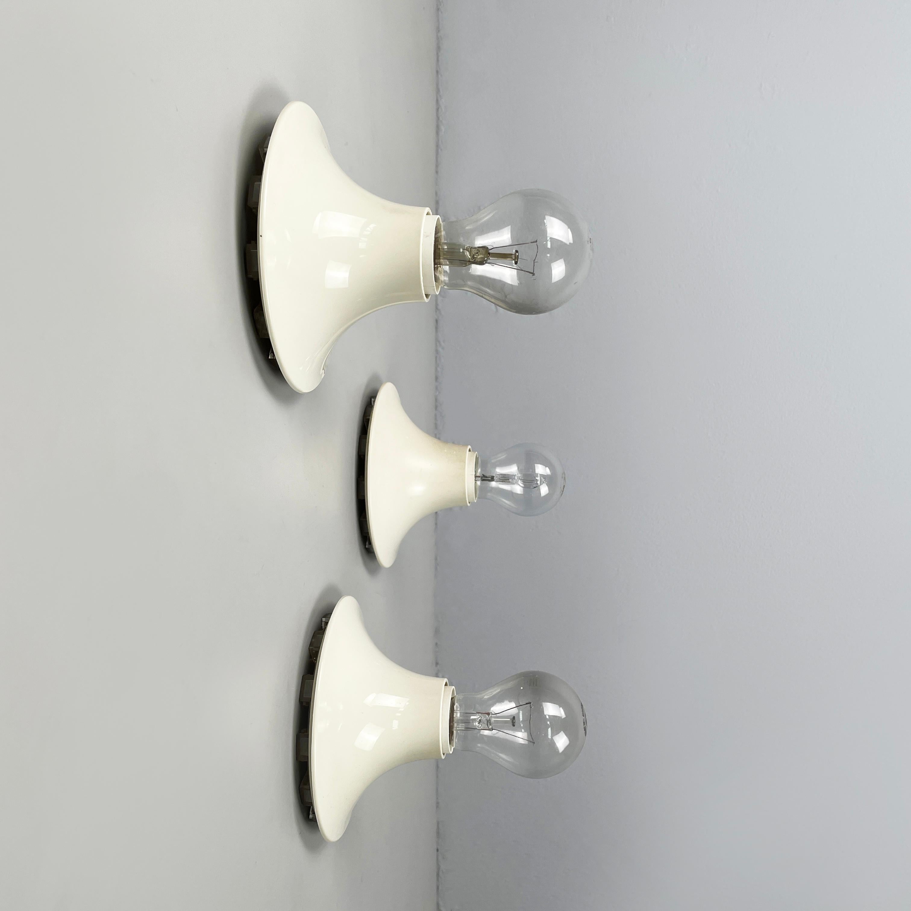 Aplique italiano de plástico blanco de la era espacial Teti de Vico Magistretti para Artemide, años 70
Juego de 3 apliques mod. Teti con base redonda de plástico blanco. La bombilla es visible. La estructura tiende a ensancharse hacia la base y a