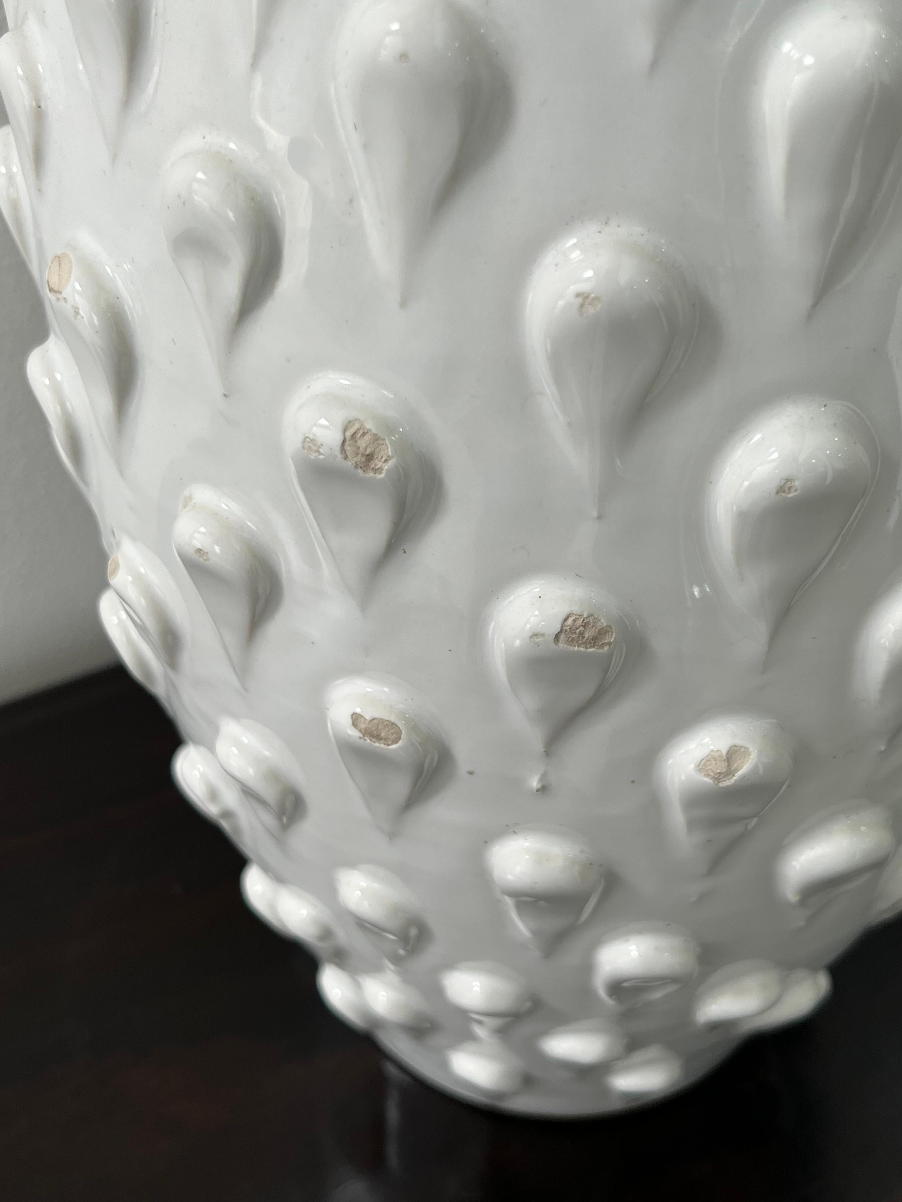 Italian Space Age White Vase in Glazed Ceramic by Bitossi 1970s In Fair Condition In Byron Bay, NSW