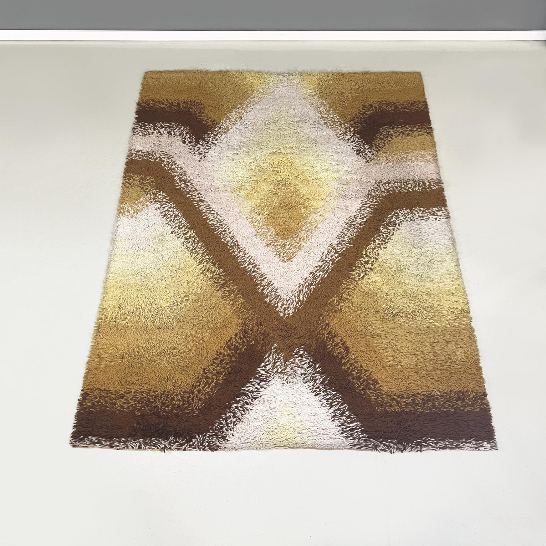 Italian space age White, yellow and brown long pile carpet, 1970s
Rectangular long pile carpet in white, yellow and brown. The rug has a geometric design with shaded lines.
1970s.
Good condition, the white is slightly grayed. It has light signs of
