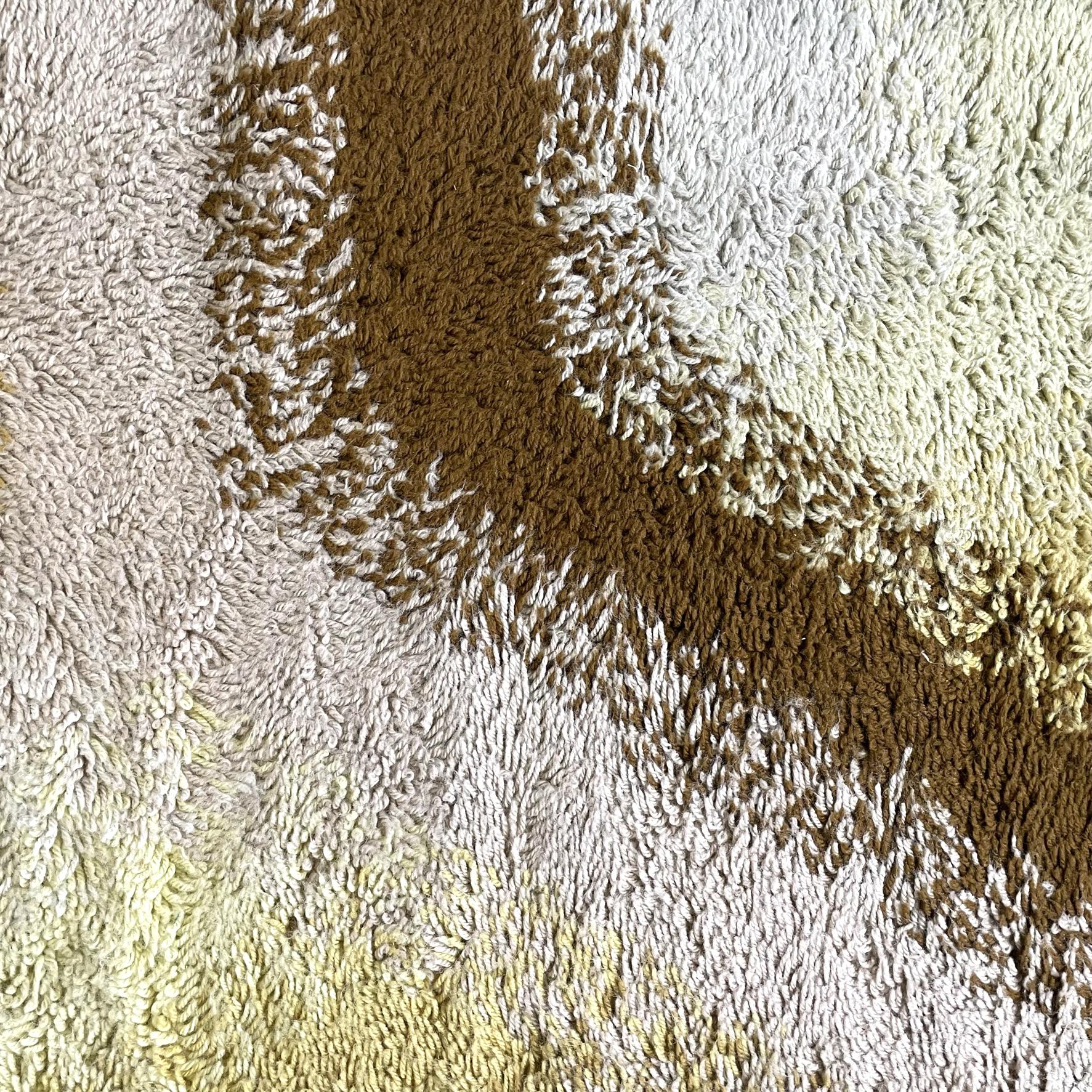 Italian space age White, yellow and brown long pile carpet, 1970s For Sale 2