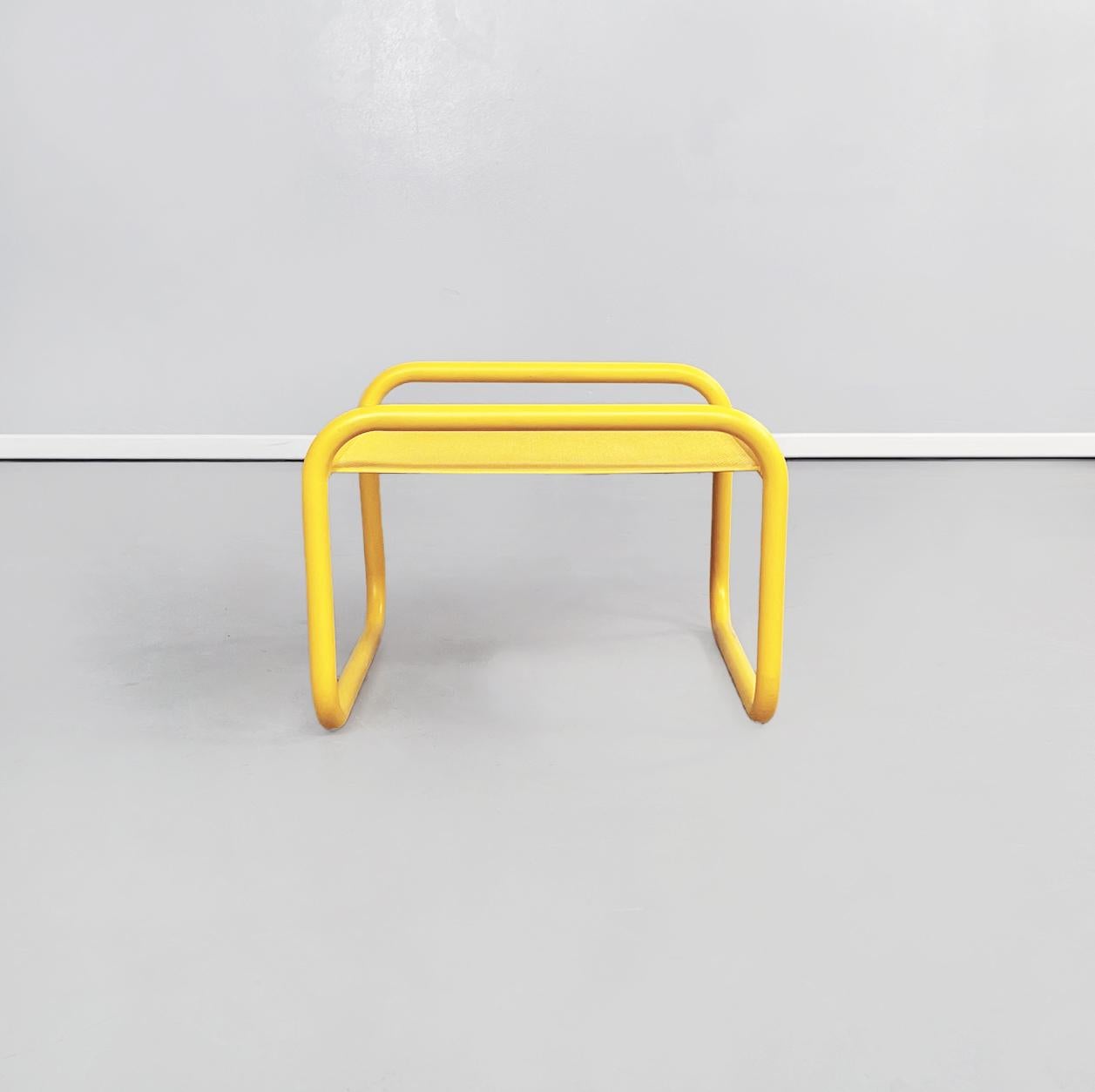 Italienischer gelber Fußschemel Locus Solus von Gae Aulenti für Poltronova, 1960er Jahre
Fußstütze aus der Serie Locus Solus aus gelb lackiertem Metall. Der rechteckige Deckel ist perforiert. Die Struktur ist röhrenförmig. Er ist für den Einsatz im