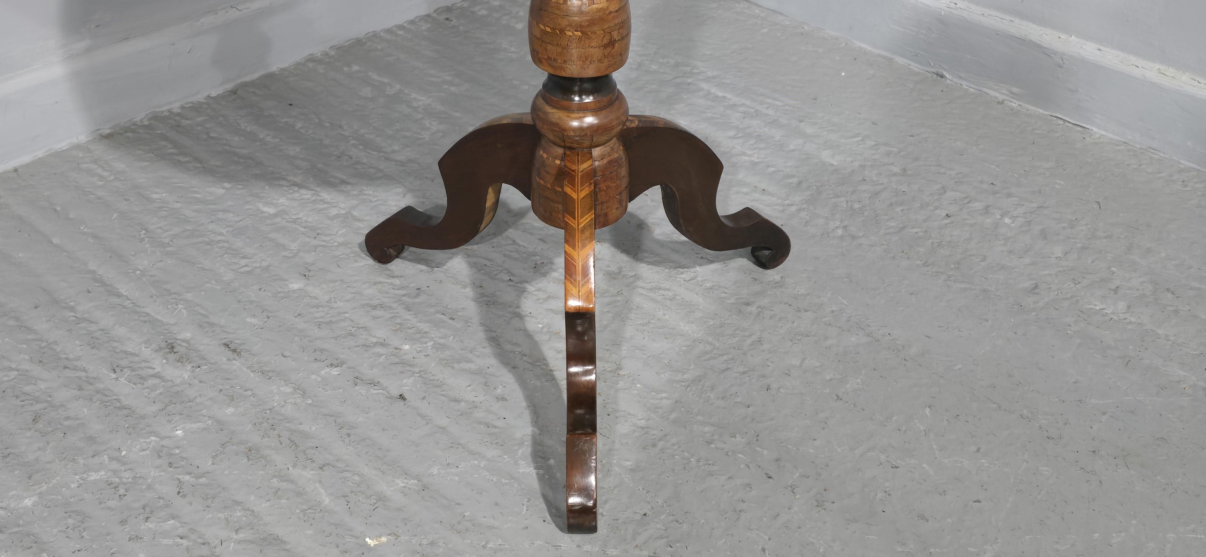 Table à spécimens en noyer et parquet italien, d'une couleur et d'un état excellents.

26