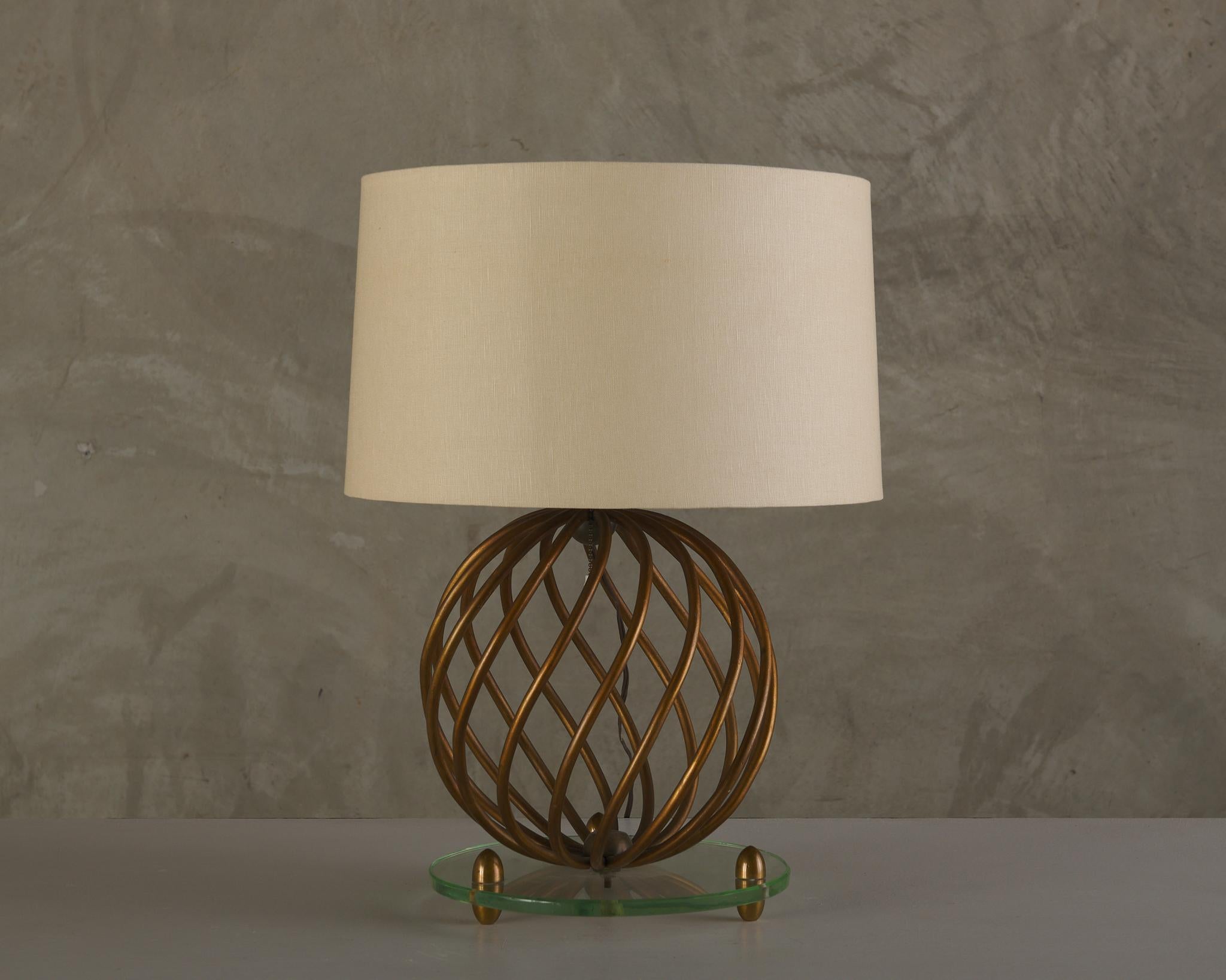 Versatile lamp with playful geometry.
