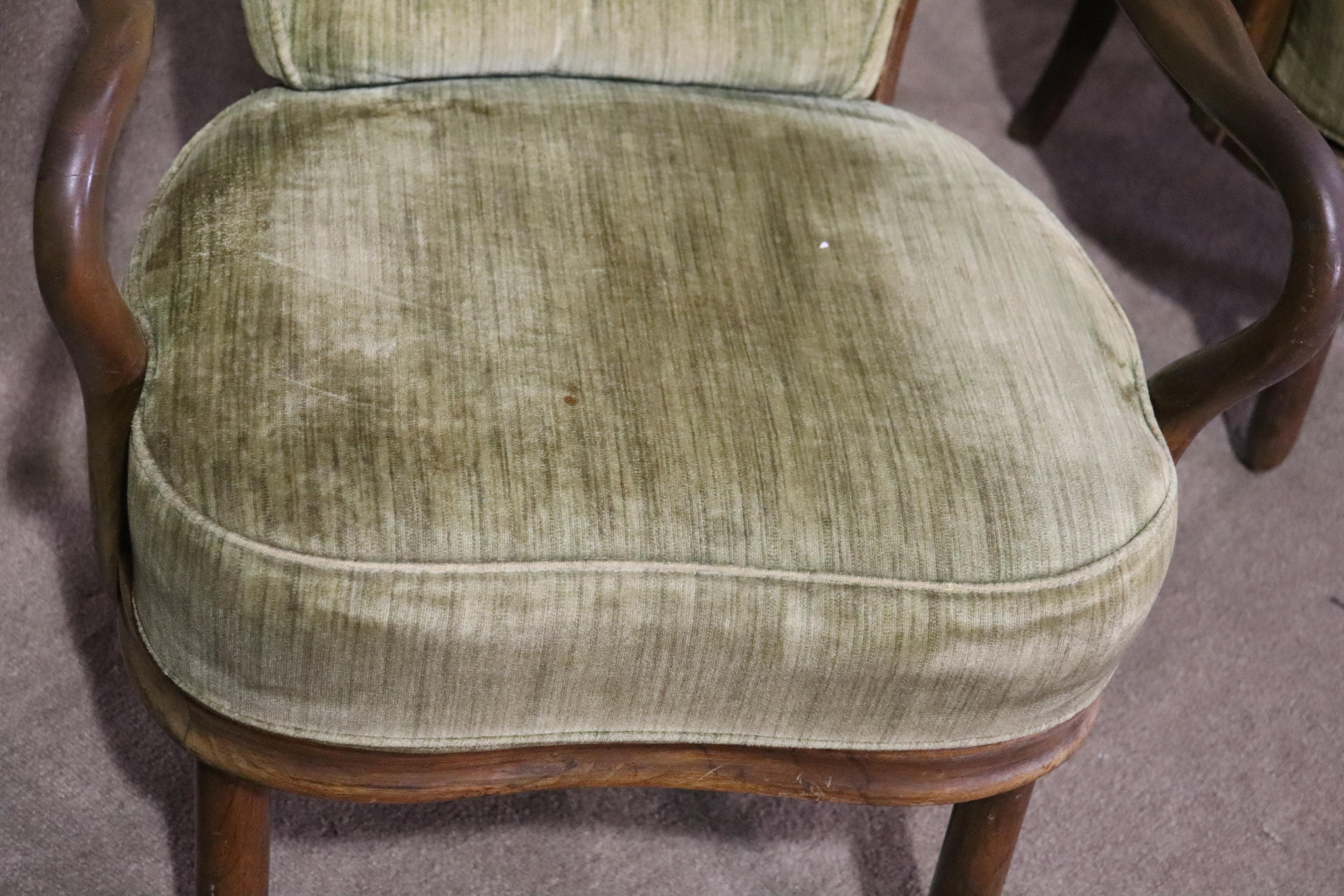 Paire de fauteuils en bois sculpté avec coussins en velours vert. Les dossiers sont incurvés avec des fuseaux et des accoudoirs qui font le tour du dossier et descendent jusqu'à l'assise.
Veuillez confirmer le lieu NY ou NJ