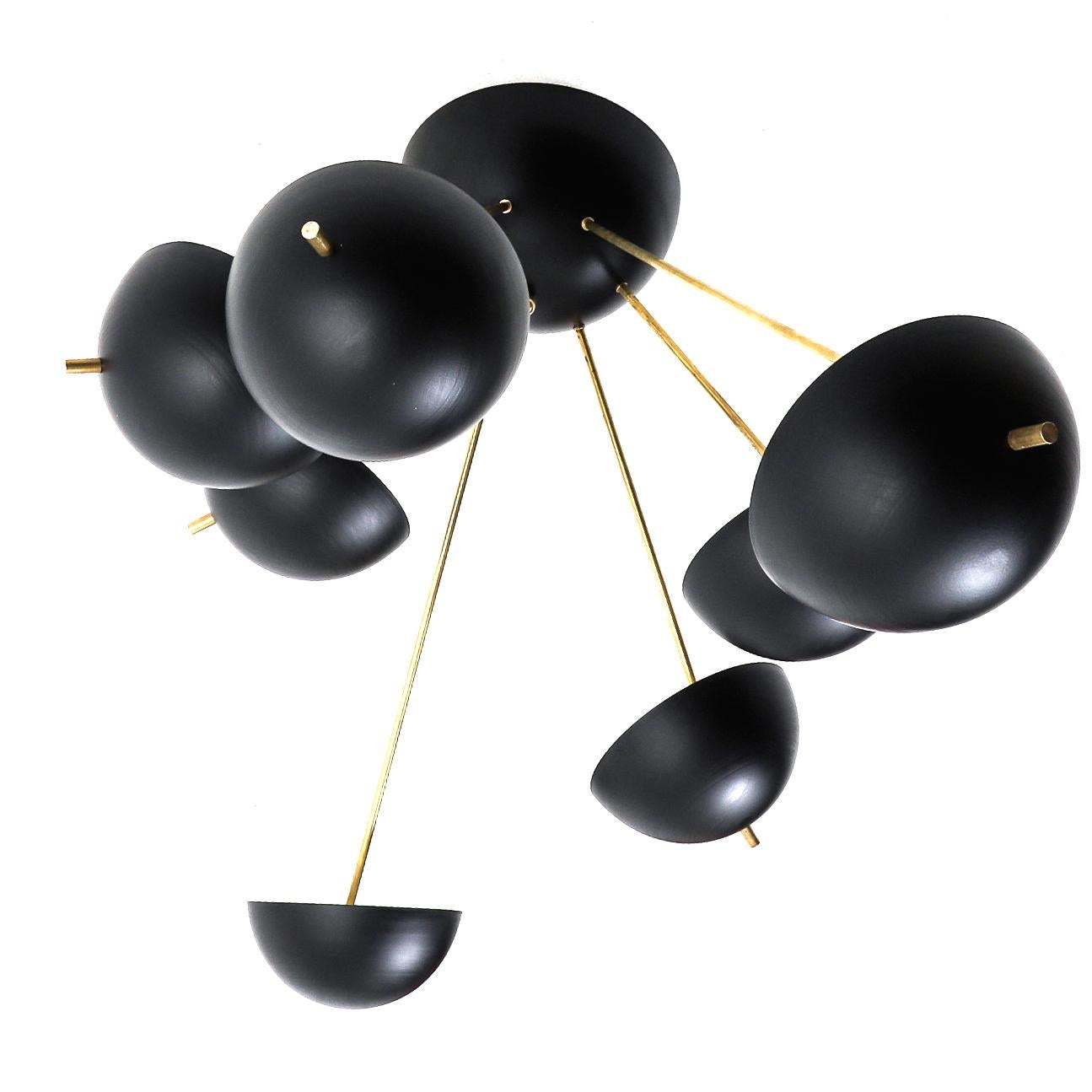 Un impressionnant chandelier à sept bras. Fabriquées en Italie. Cette lampe de plafond Sputnik est un hommage au designer Gino Sarfatti et a été réalisée à la main par un fabricant qualifié. Elle est fabriquée en laiton patiné, les abat-jour sont