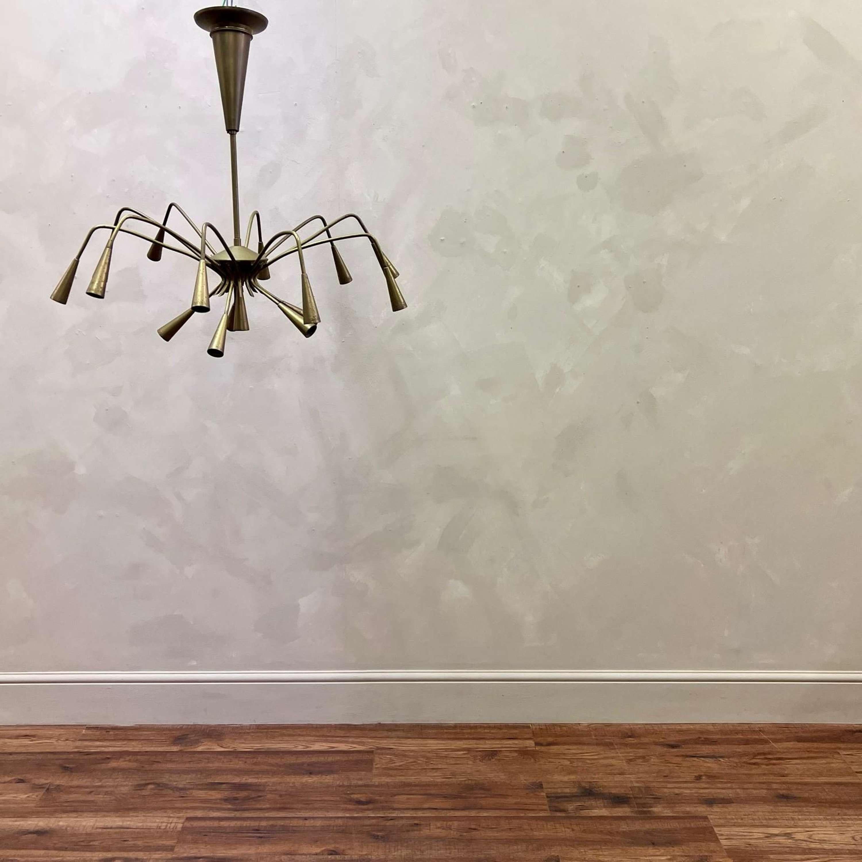 Super 15 arm brass Sputnik chandelier by Lumi, with natural, untouched patina.
This will be sold fully re wired and pat tested, ready to install.

Italy, circa 1950 .

Height - 90 cm
Width - 80 cm
