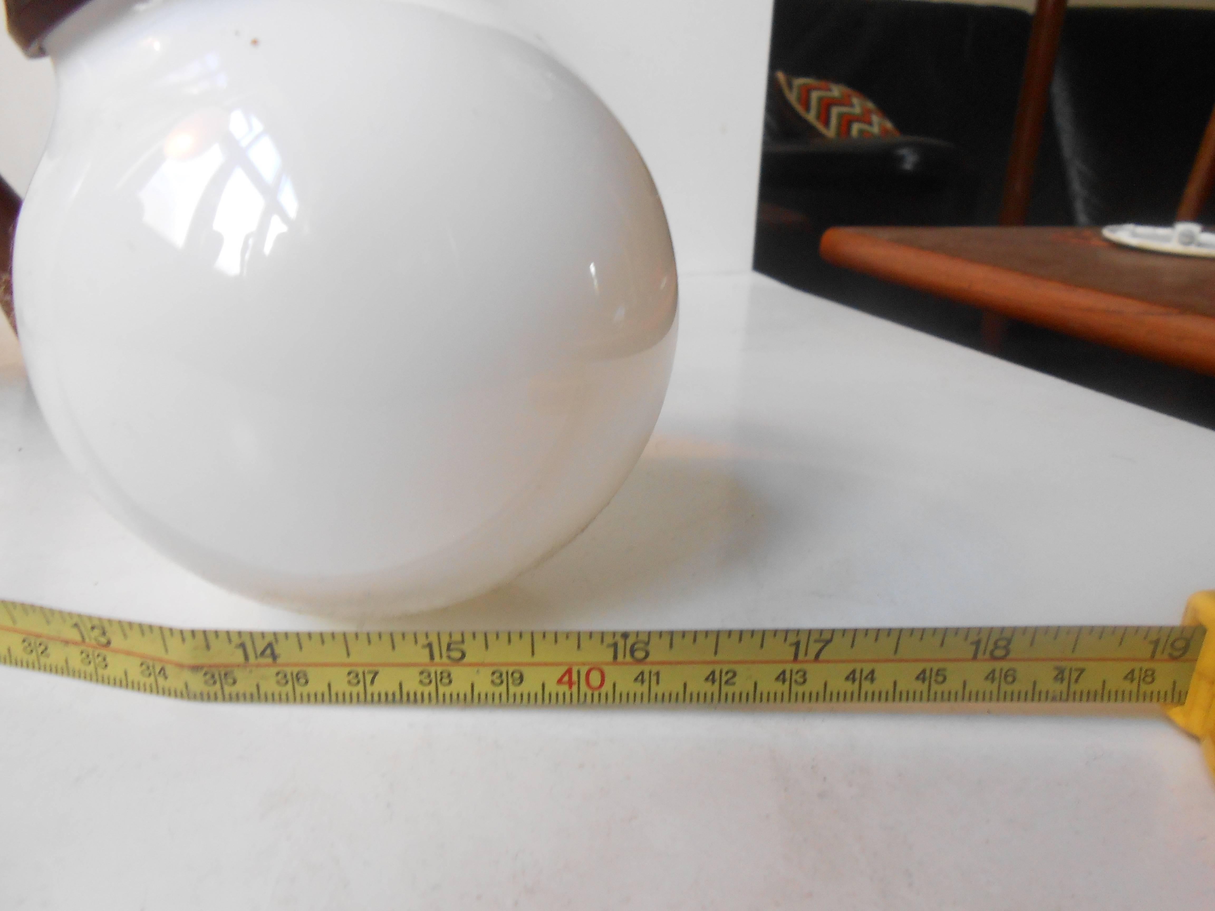 Metà XX secolo Lampadario italiano Sputnik in ottone, teak e con uovo in salita e discesa in vendita