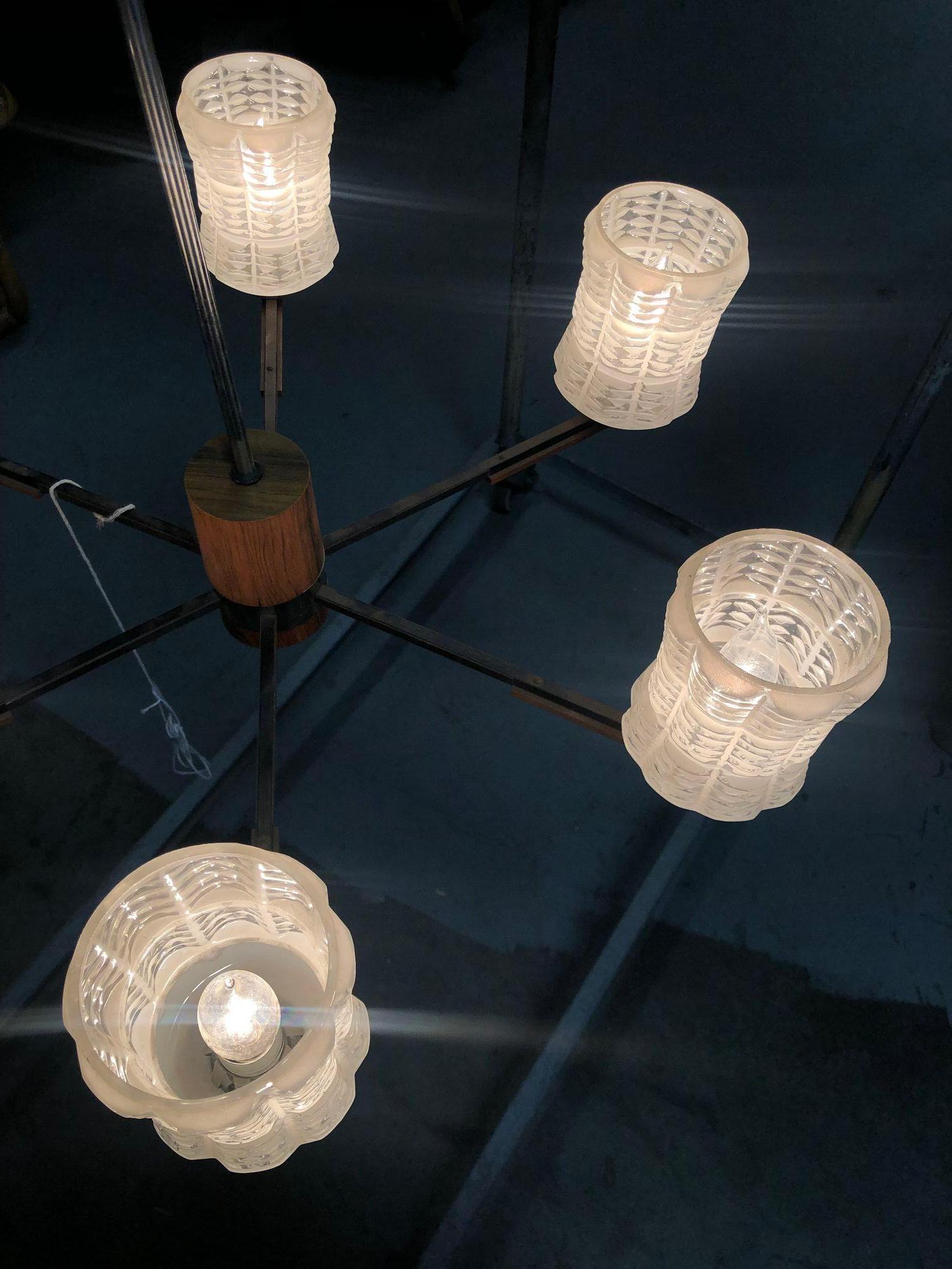 Italienischer Sputnik-Kronleuchter aus Palisander Chrom mit Glasschirmen im Angebot 4