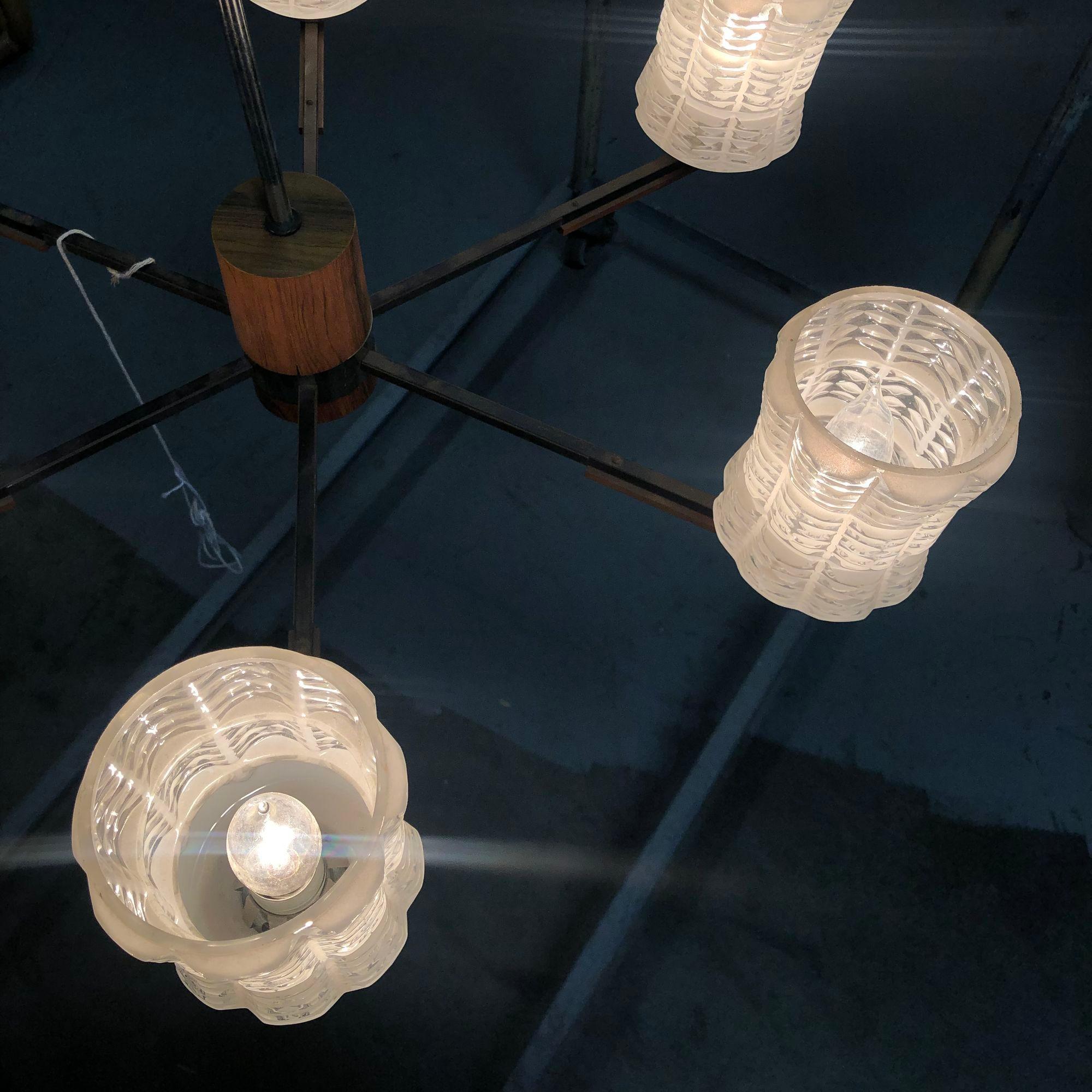 Lampadario Sputnik italiano in cromo rosato con paralumi in vetro in vendita 5