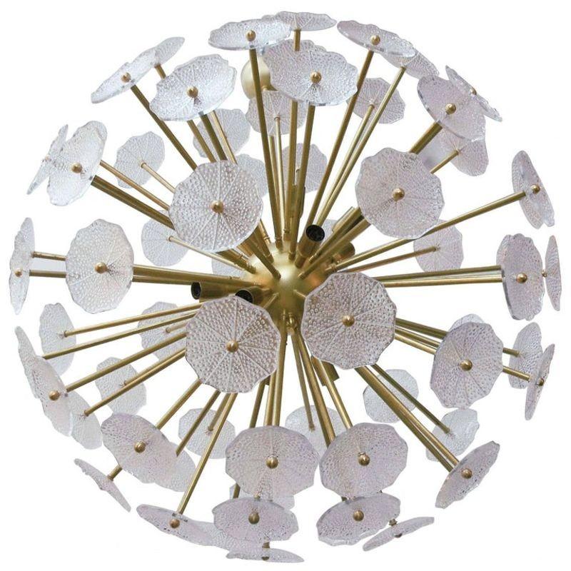 Lampadario Sputnik italiano con vetri di Murano trasparenti con bolle strutturate, montato su una struttura in ottone / realizzato in Italia negli anni '60 circa.
 
Altezza: 49 pollici con asta e baldacchino inclusi.