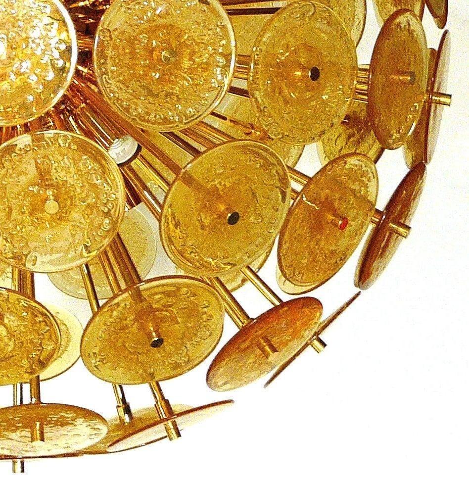 Italian Sputnik chandelier with amber Murano glass disks blown with bubbles using Pulegoso technique and gold-plated metal frame.
 
*12 lights
 
Made in Italy.
 
Dimensions:
 
37