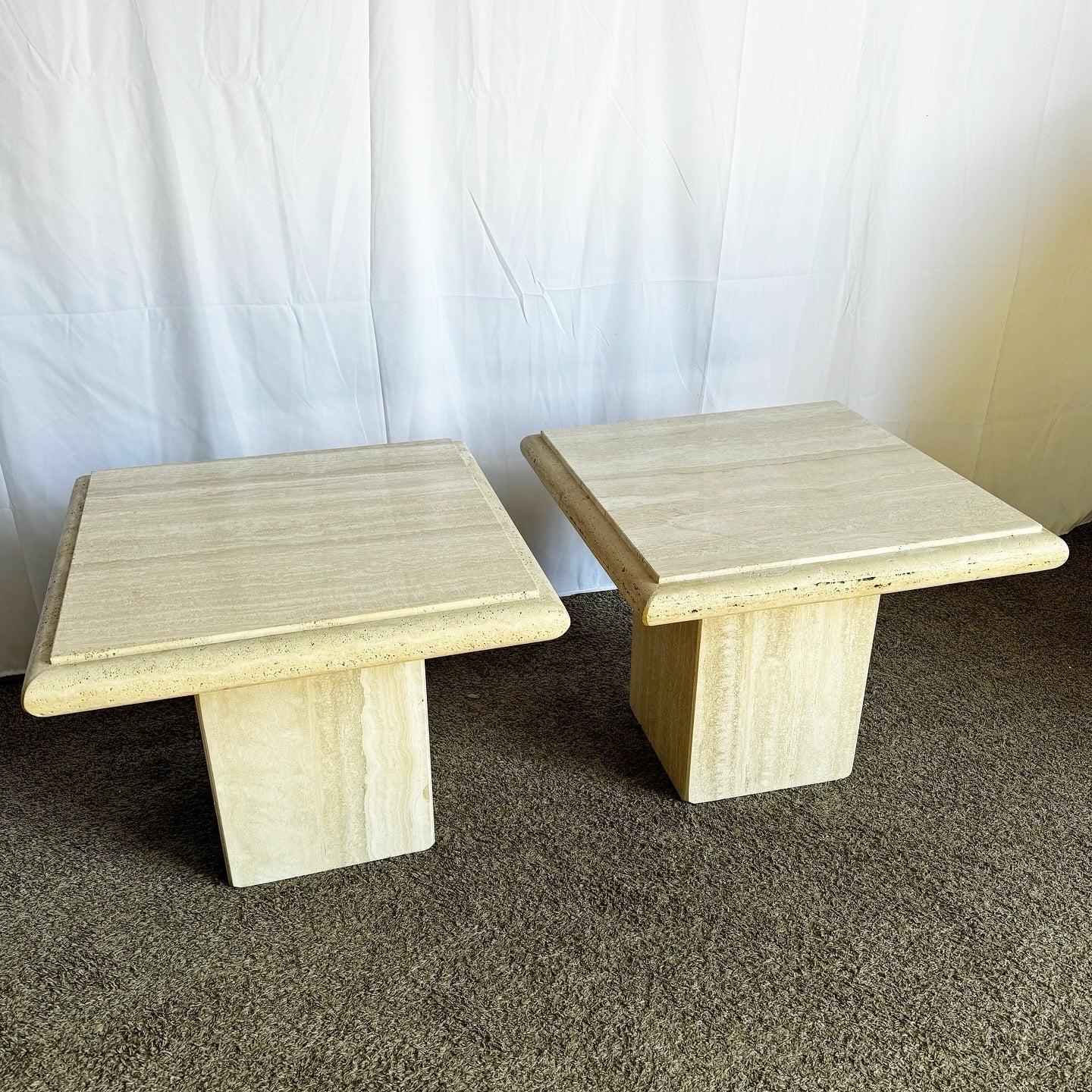 Elegantes mesas auxiliares cuadradas de travertino italiano con bordes bullnose pulidos y una escultural base de pedestal, perfectas para cualquier interior sofisticado.
 
 Vendemos artículos tal y como se adquieren, sin restaurar ni reparar. Las