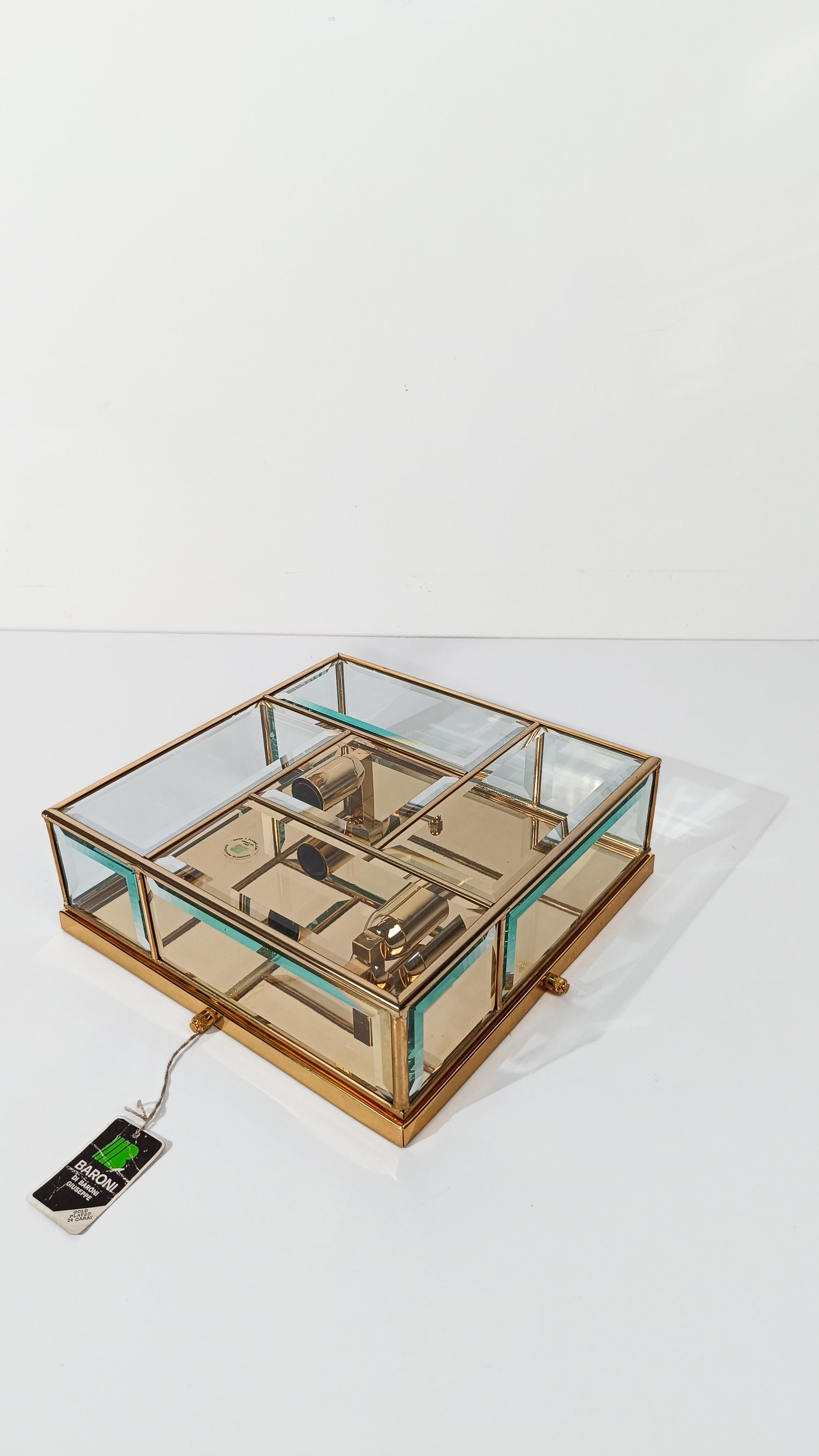 Ponemos a la venta una elegante lámpara de techo fabricada en Italia en torno a la década de 1970.
Este gran aplique cuadrado nunca se ha utilizado, salvo para que lo revisemos nosotros, y conserva la etiqueta original del fabricante, 
