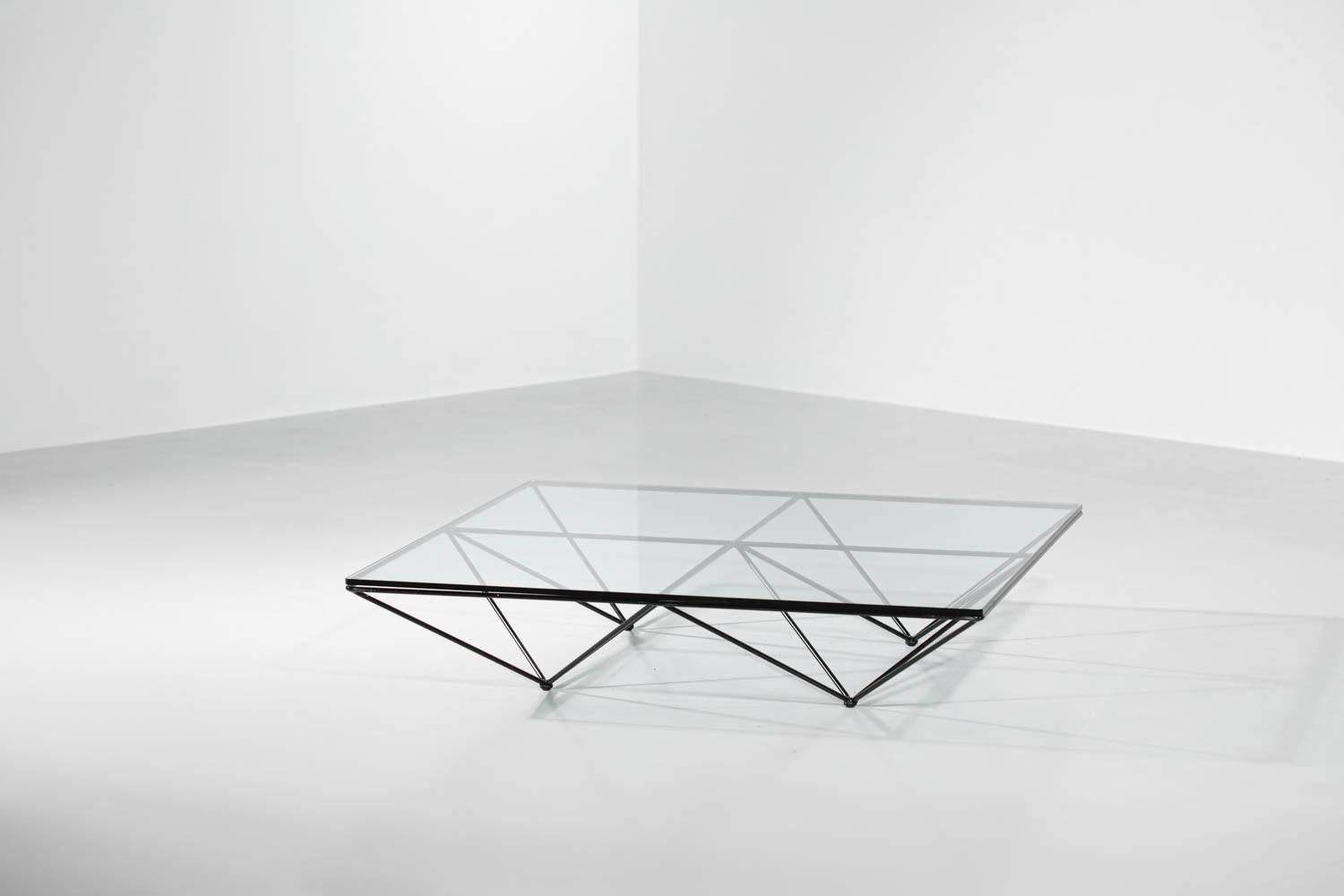 Square coffee table by the famous Italian designer Paolo Piva from the 70's edited by BB Italia, Alanda model. It is composed of a glass top (thickness 1 cm) and a black lacquered tubular metal base (original paint). Very nice vintage condition of