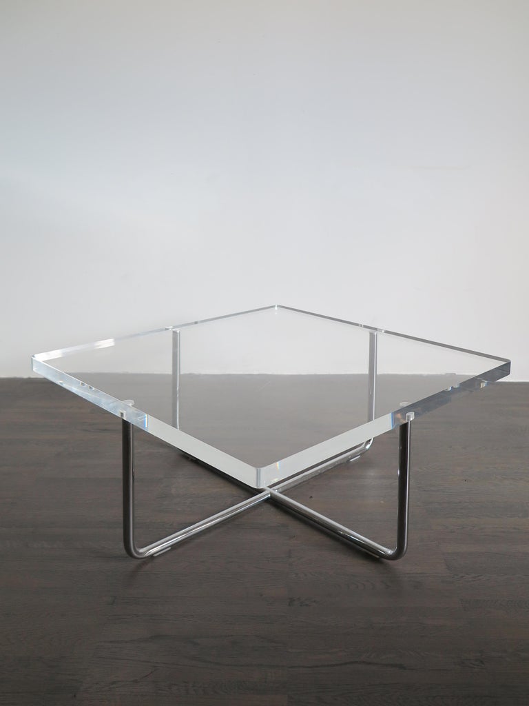 Italian square modern coffee table or sofa table manufactured by Minotti, with plexiglass top and frame in chromed metal with glossy chrome finish, circa 1980s.