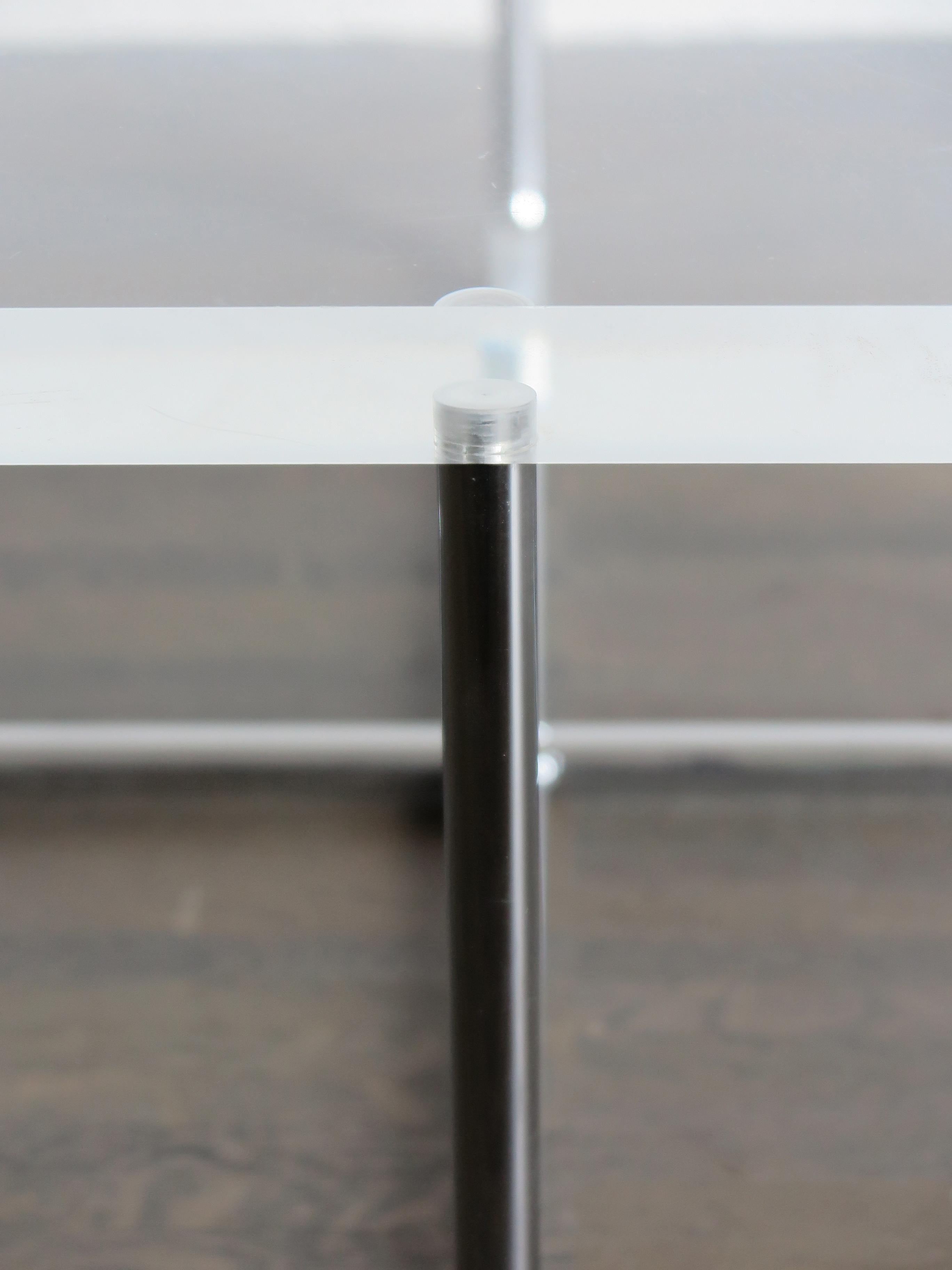 Italian Square Plexiglass Modern Coffee Table Produced by Minotti, 1980s In Good Condition In Reggio Emilia, IT