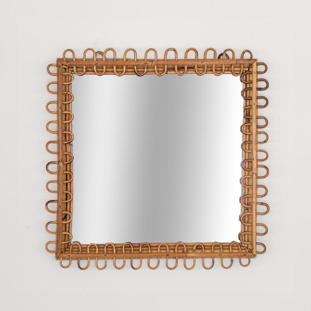 Miroir italien en rotin carré avec des détails en rotin en boucle entourant le miroir. Belle condition vintage avec le miroir d'origine qui montre l'âge et la patine. Paire assortie disponible. 
