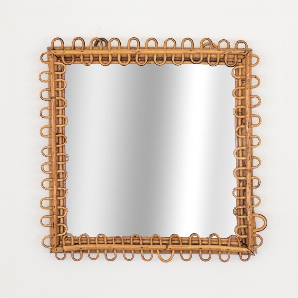 Italienischer quadratischer Rattanspiegel mit Looping-Rattan-Detail, das den Spiegel umgibt. Schöner Vintage-Zustand mit Original-Spiegel, der Alter und Patina zeigt. Passendes Paar verfügbar.