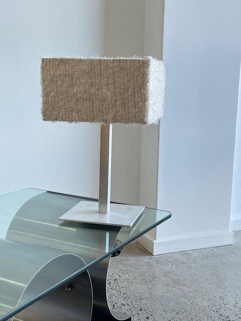 Lampada da tavolo italiana quadrata in acciaio degli anni '80.
Paralume quadrato con texture sintetica e soffice.
 