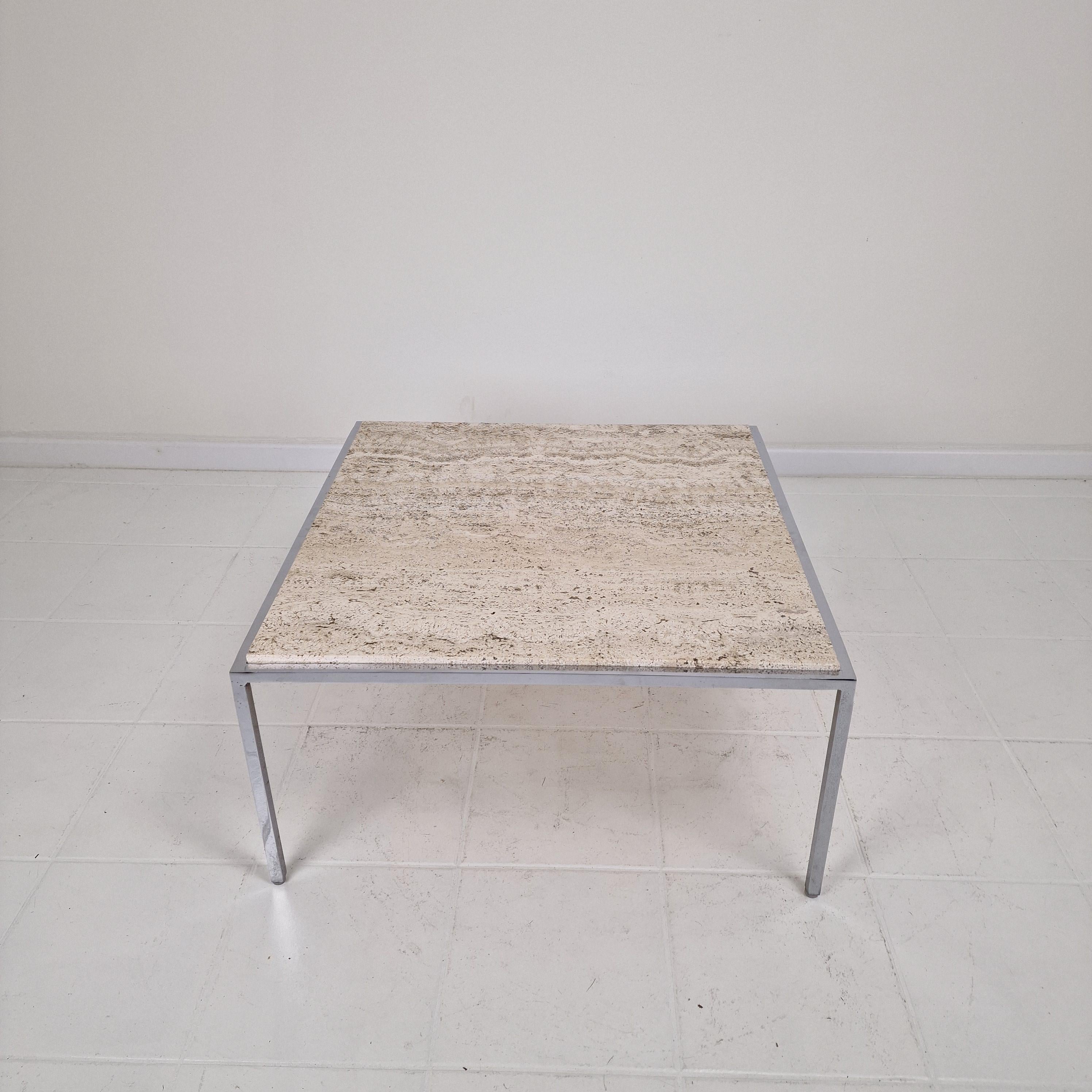 Italian Square Travertine Coffee Table with Steel Base, 1980's Hecho a mano en venta