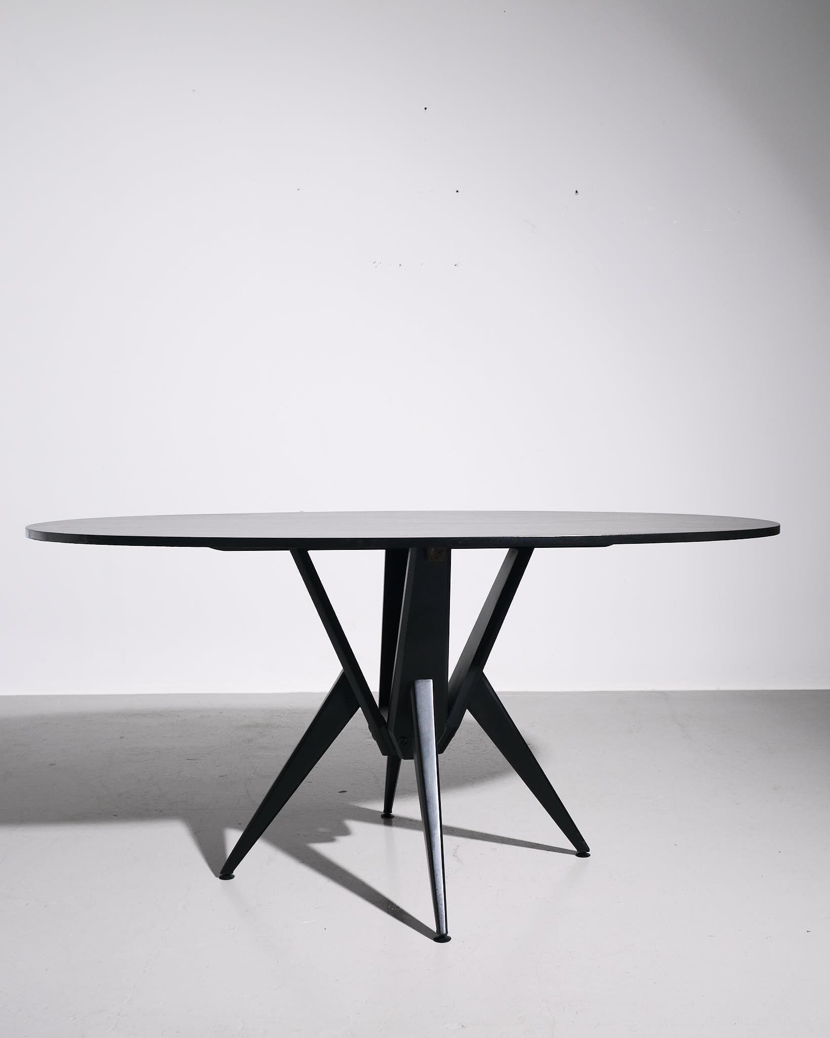 Italian Stained Wood  Dining table from the 1950s In Good Condition For Sale In London, GB