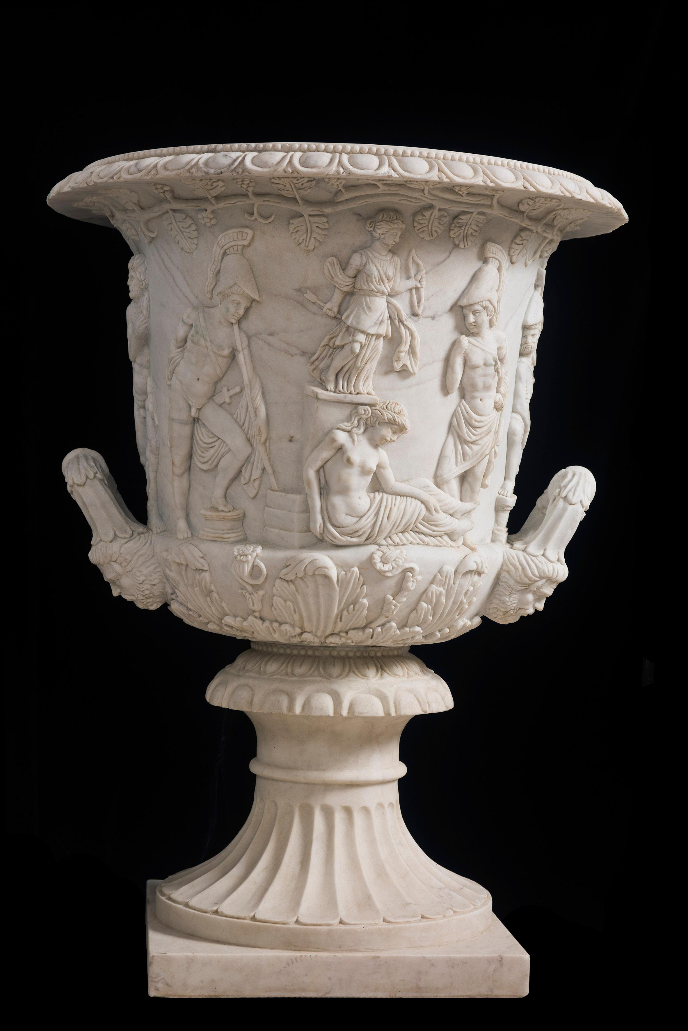 Italian Statuary White Marble Medici Vase after the Classical Greek In New Condition For Sale In Rome, IT