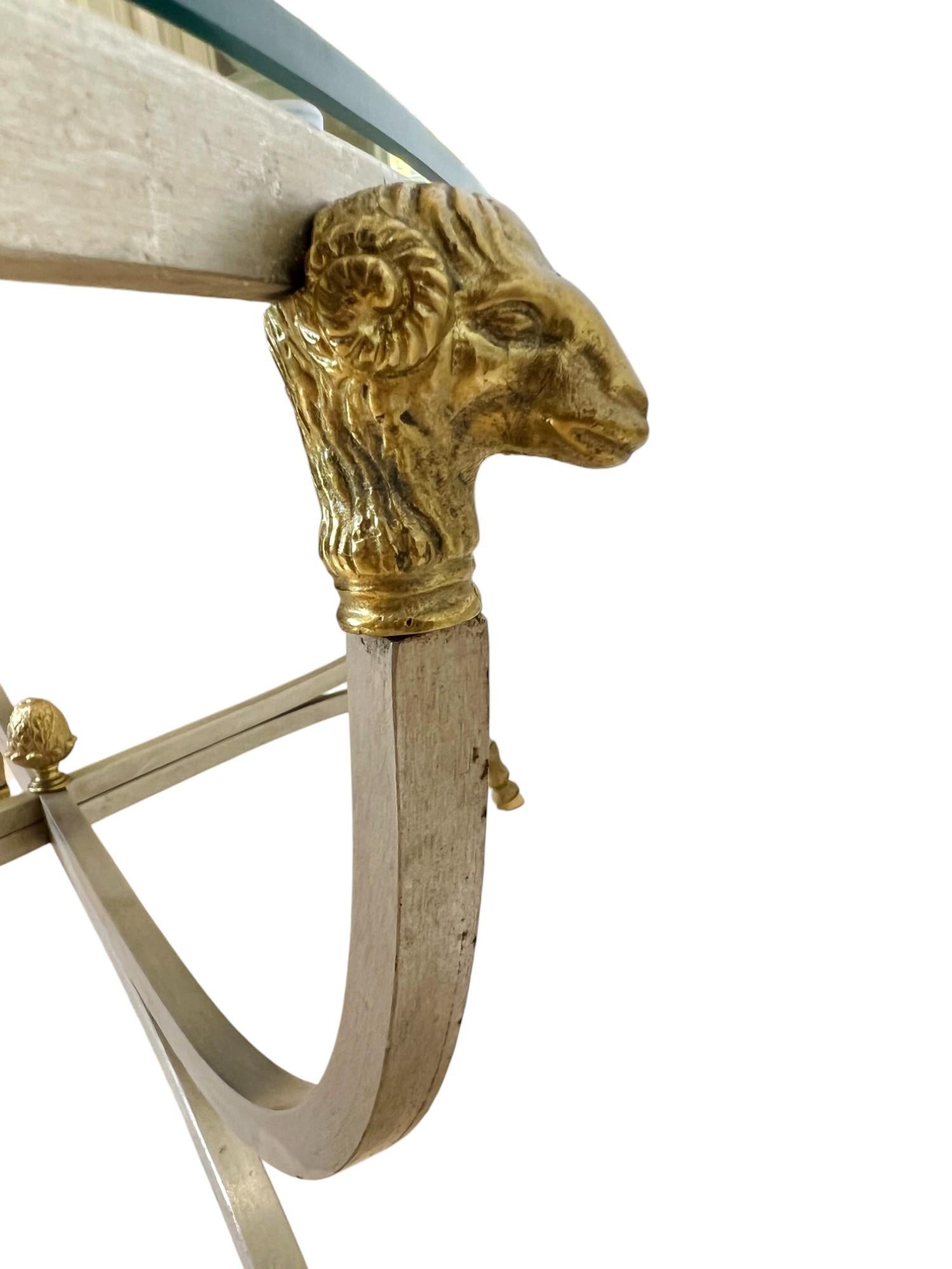 Table basse ovale italienne à tête de bélier en acier et laiton, années 1960 en vente 3