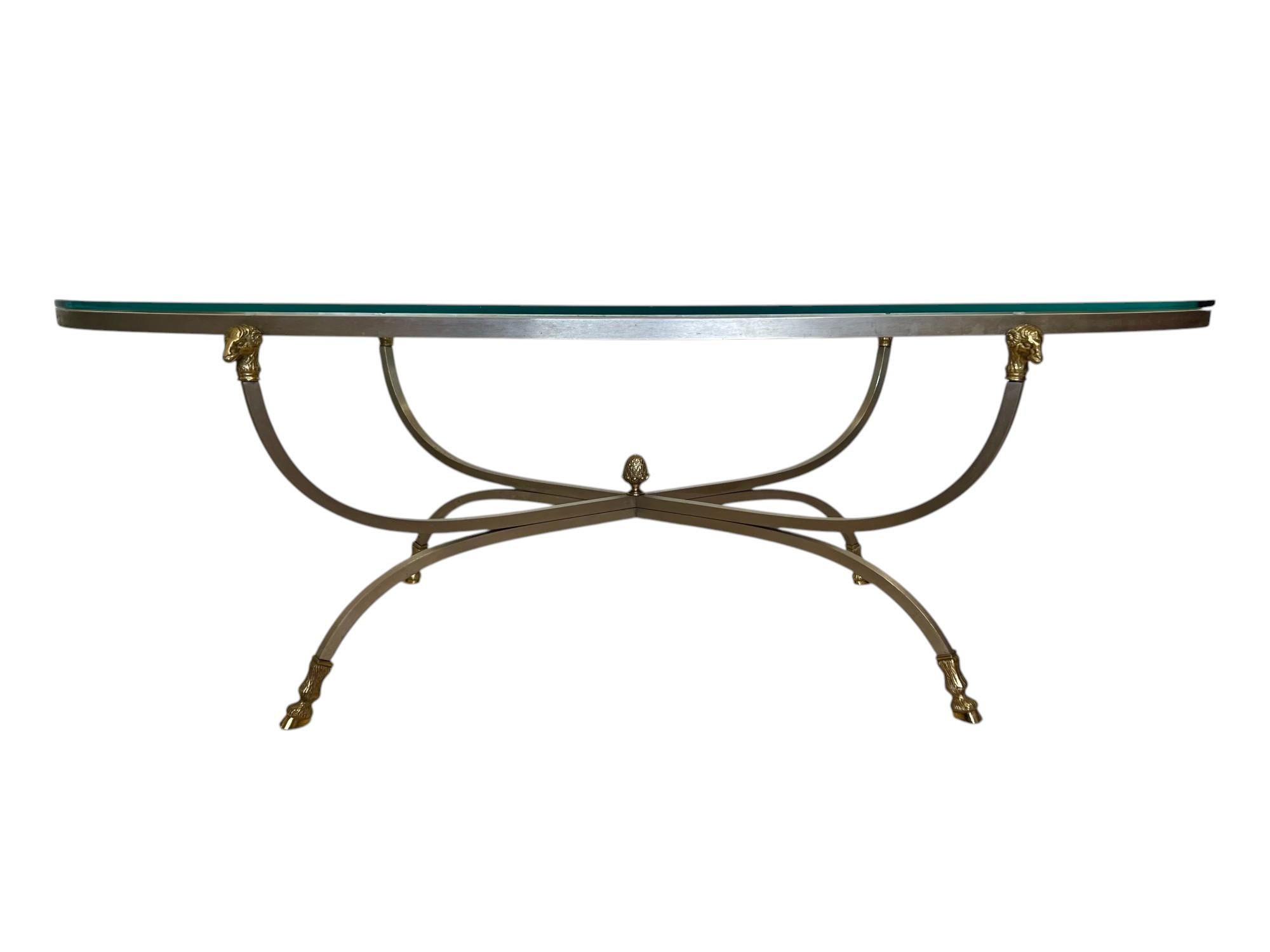 Hollywood Regency Table basse ovale italienne à tête de bélier en acier et laiton, années 1960 en vente