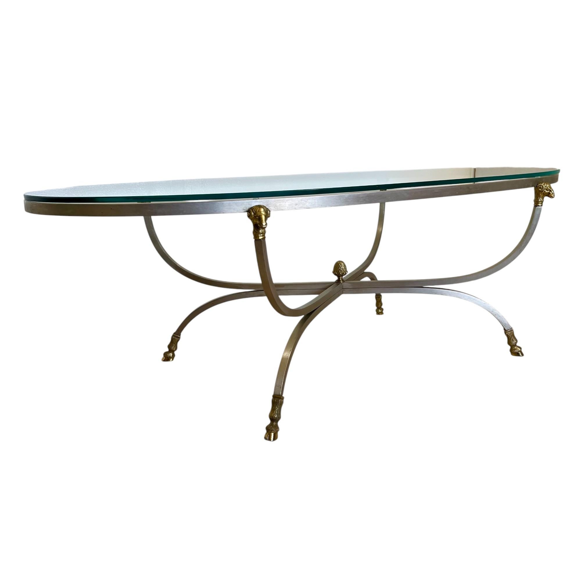 Moulage Table basse ovale italienne à tête de bélier en acier et laiton, années 1960 en vente