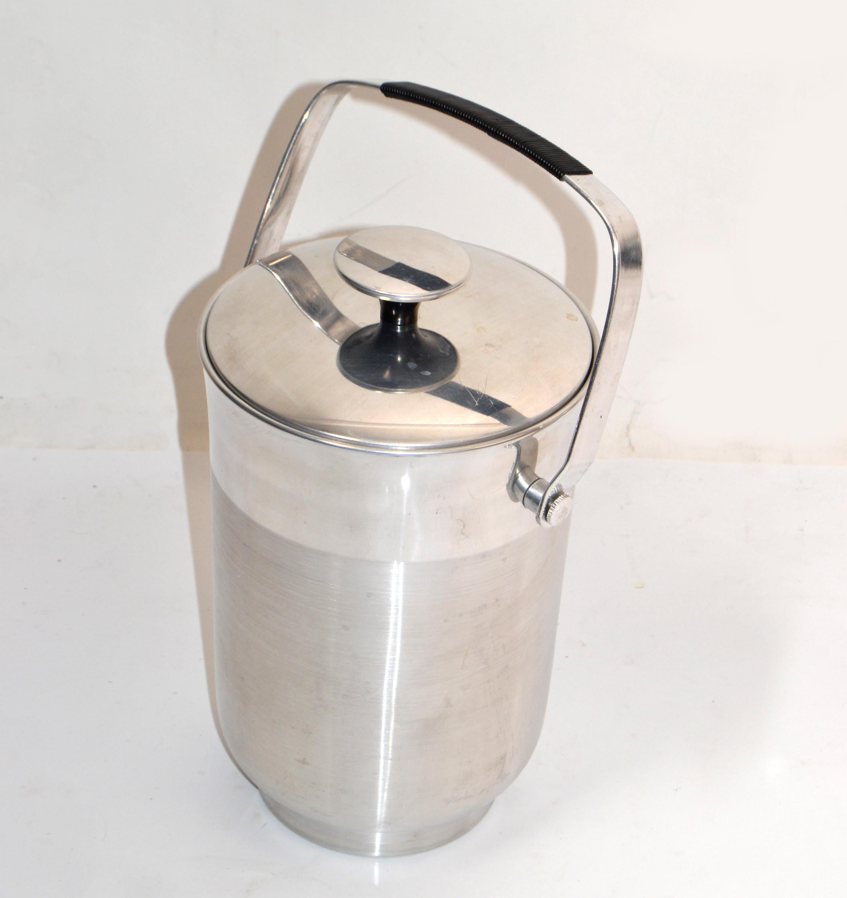 Italian Polished Steel Mid-Century Modern Wine Cooler with Lid & Handle, objets D'arts, ice bucket, vessel.
Marked at the base and numbered:
B-509 Made in Italy.
