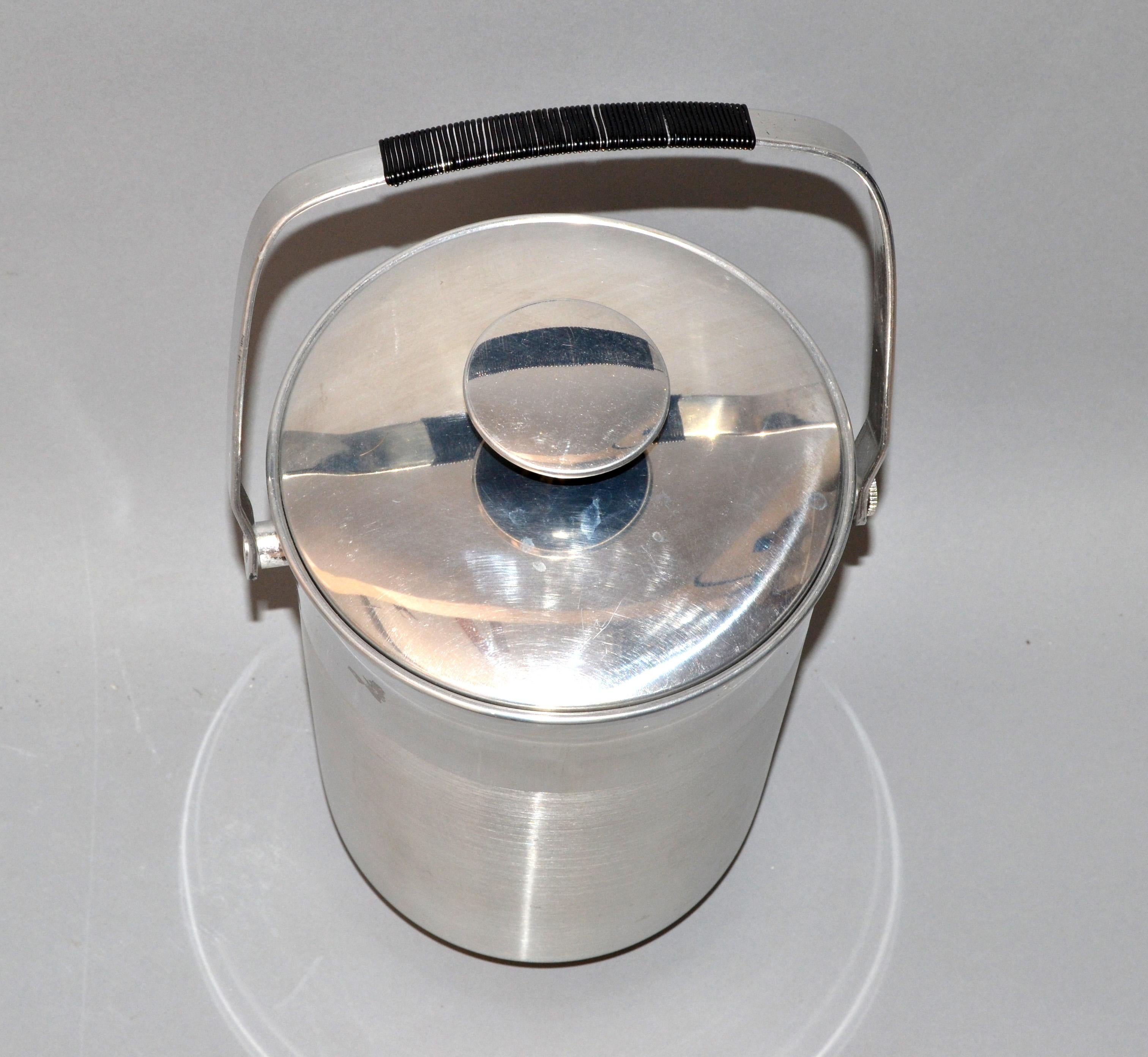 Metà XX secolo Raffreddatore per vino con coperchio in acciaio italiano e bachelite nera Objet d'art Secchiello per il ghiaccio in vendita
