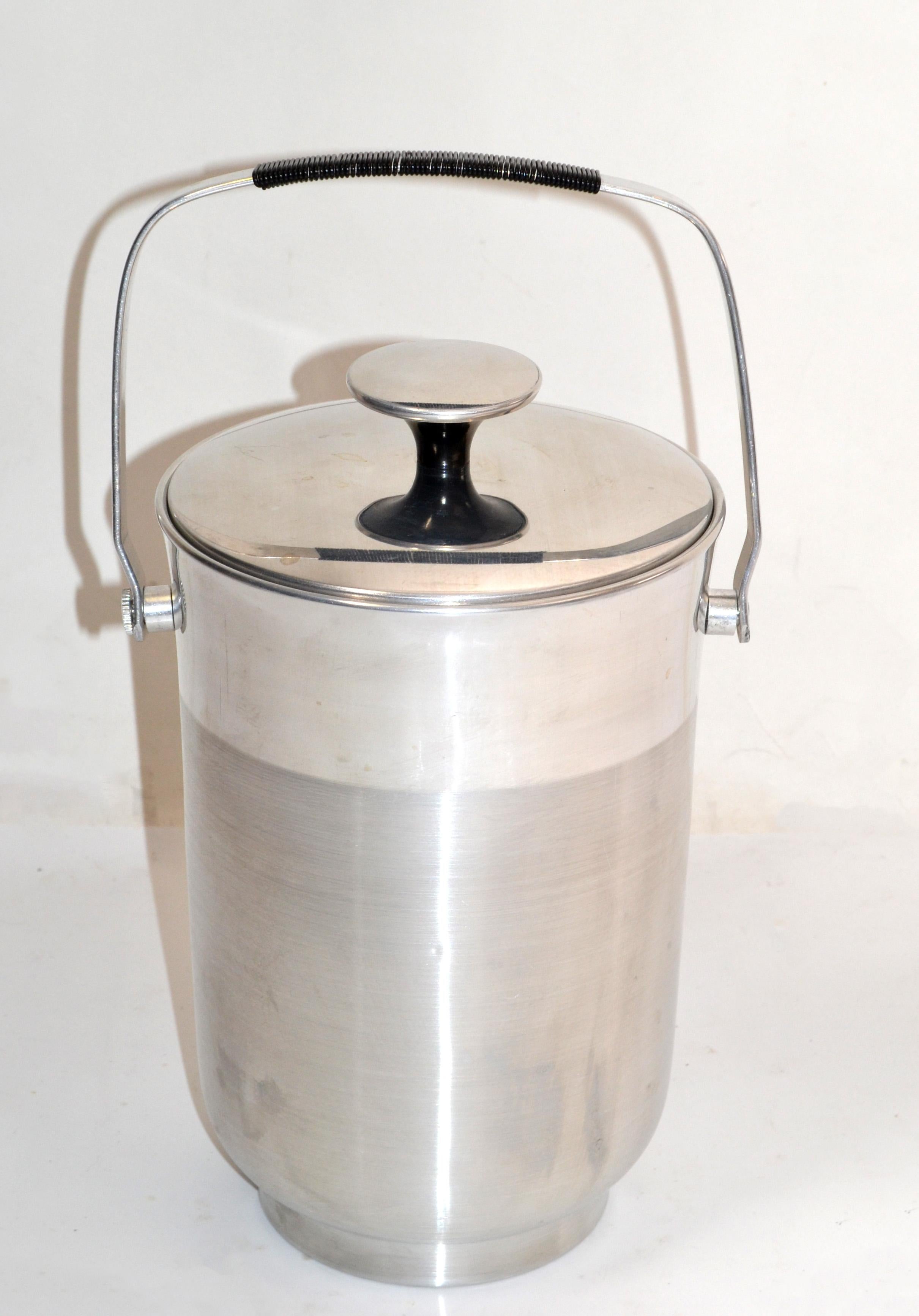 Raffreddatore per vino con coperchio in acciaio italiano e bachelite nera Objet d'art Secchiello per il ghiaccio in vendita 1