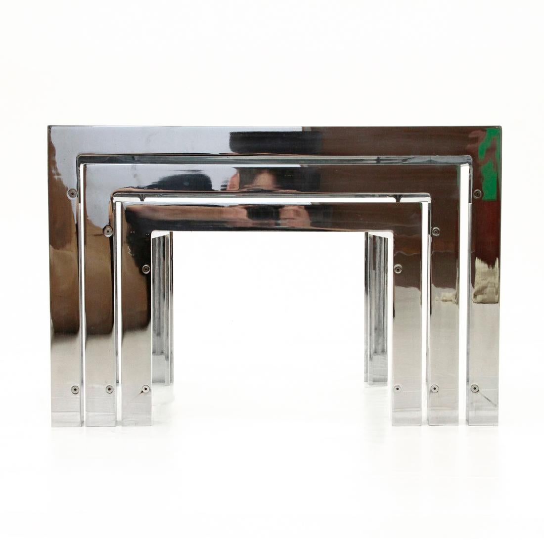 Set of three nesting tables produced in the 1970s by Saporiti based on a project by Alberto Rosselli.
Steel structure.
Thick glass top.
Good general condition, some signs and traces of rust due to normal use over time.

Dimensions:
Length 60