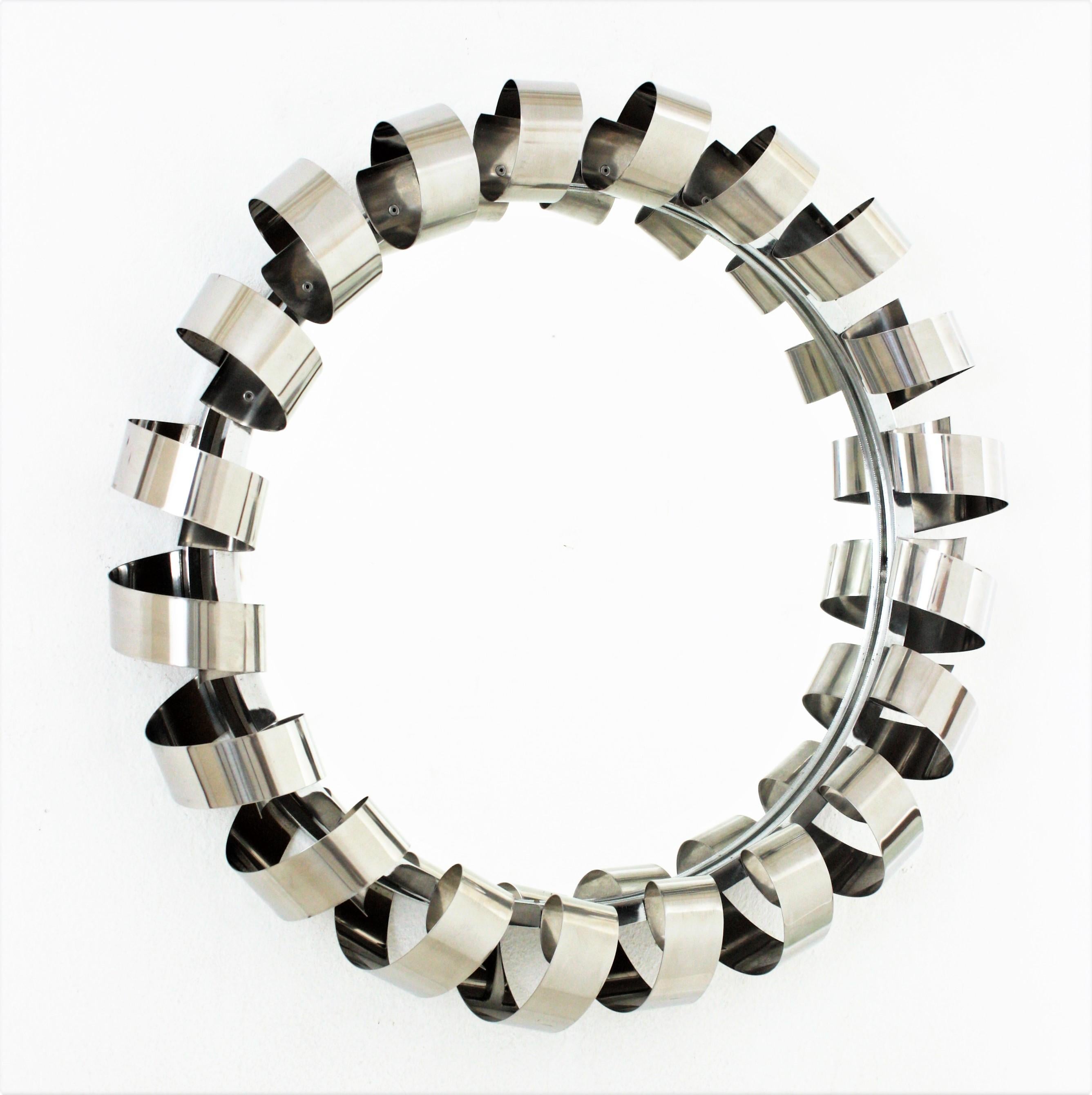 Midcentury Style Stahlspiralspiegel mit Hintergrundbeleuchtung, Italien, 1970er Jahre
Inspiriert von Reggiani-Designs verfügt dieser Spiegel über einen spiralförmigen Rahmen aus Edelstahl, der das zentrale Glas umgibt. 
Sobald der Spiegel beleuchtet