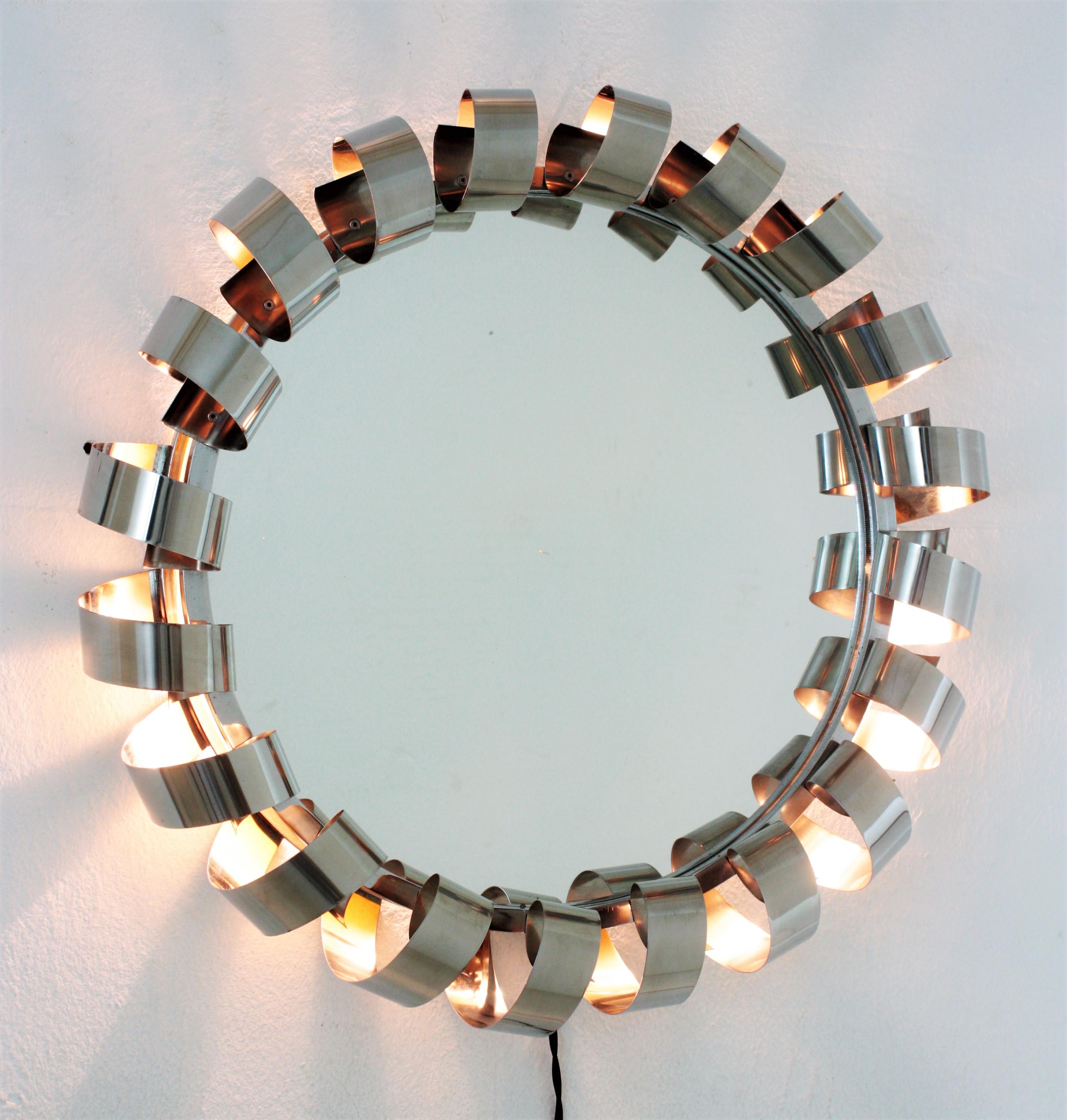 Specchio retroilluminato a spirale in acciaio in stile Midcentury, Italia, anni '70
Ispirato ai disegni di Reggiani, questo specchio presenta una cornice a spirale in acciaio inossidabile che circonda il vetro centrale. 
Una volta illuminato lo