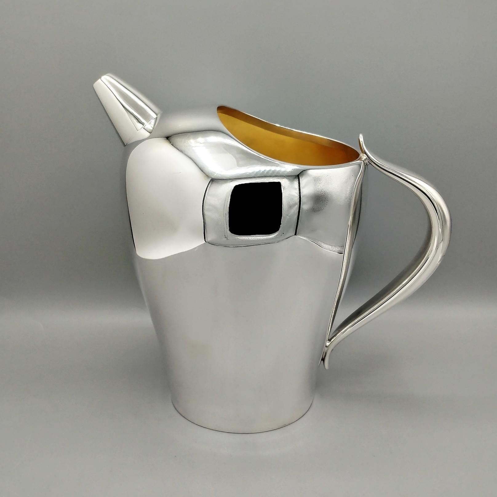 Water jug ​​in 925 sterling silver completely handmade in Art Deco style. The jug is modern and completely smooth, shaped in a rounded round-oval shape.
The base is circular in shape and subsequently modeled to obtain an oval and enlarging the upper