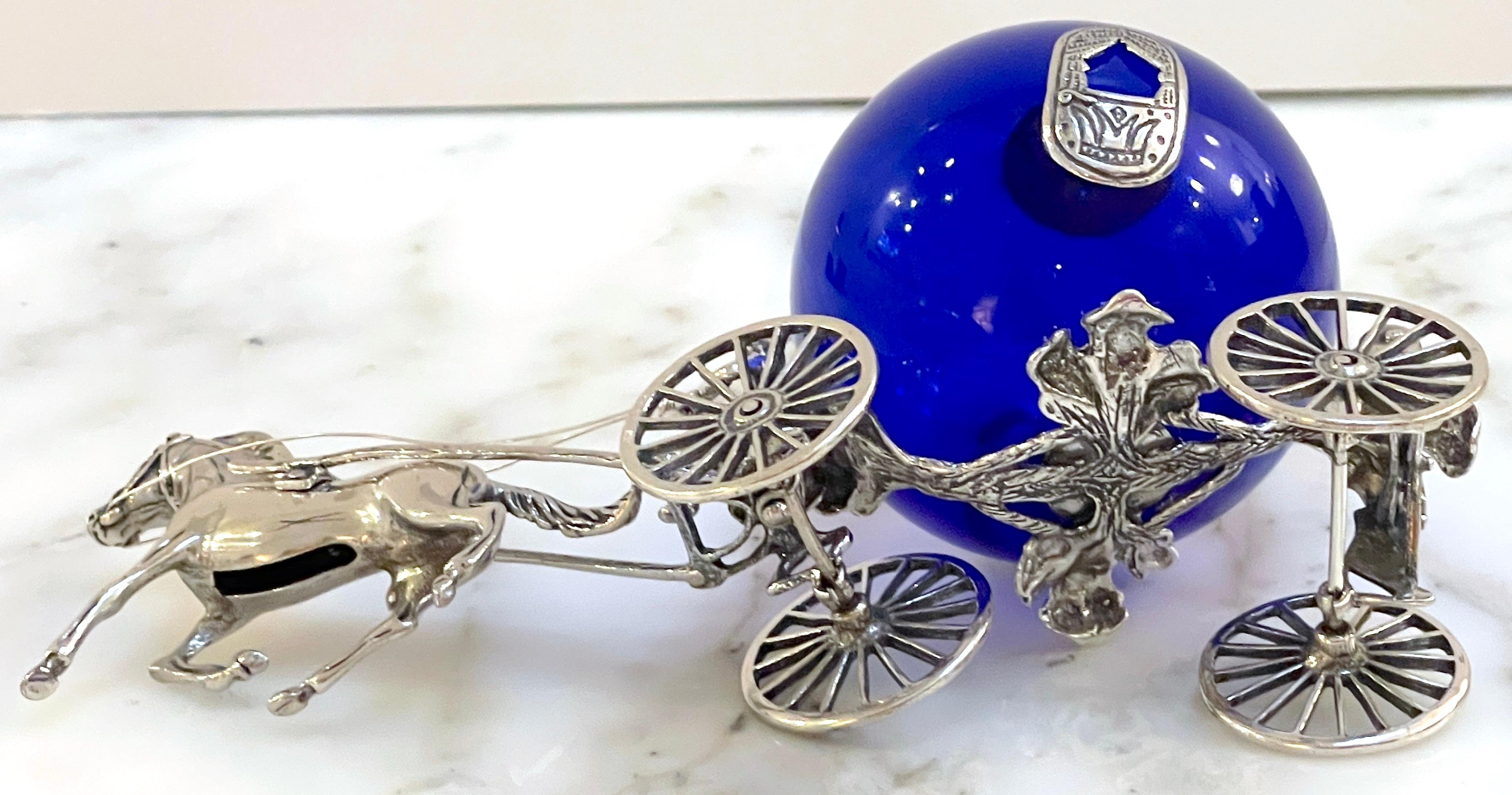 Italiano Modello di fantasia di cavallo e carrozza in argento e vetro di Murano color cobalto in vendita