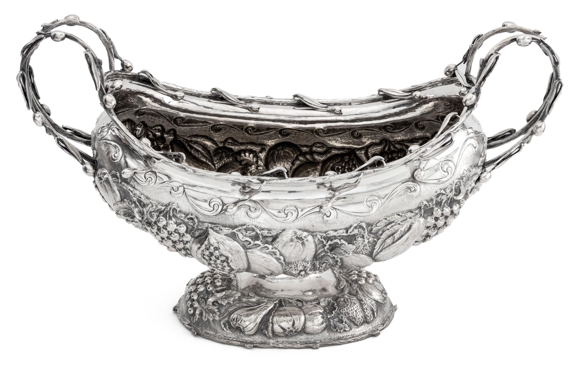 Italienische Schale aus Sterlingsilber mit Fuß, mit floralen Doppelgriffen und Weinrebenmotiv, geschlagen mit Marken für Palermo, 