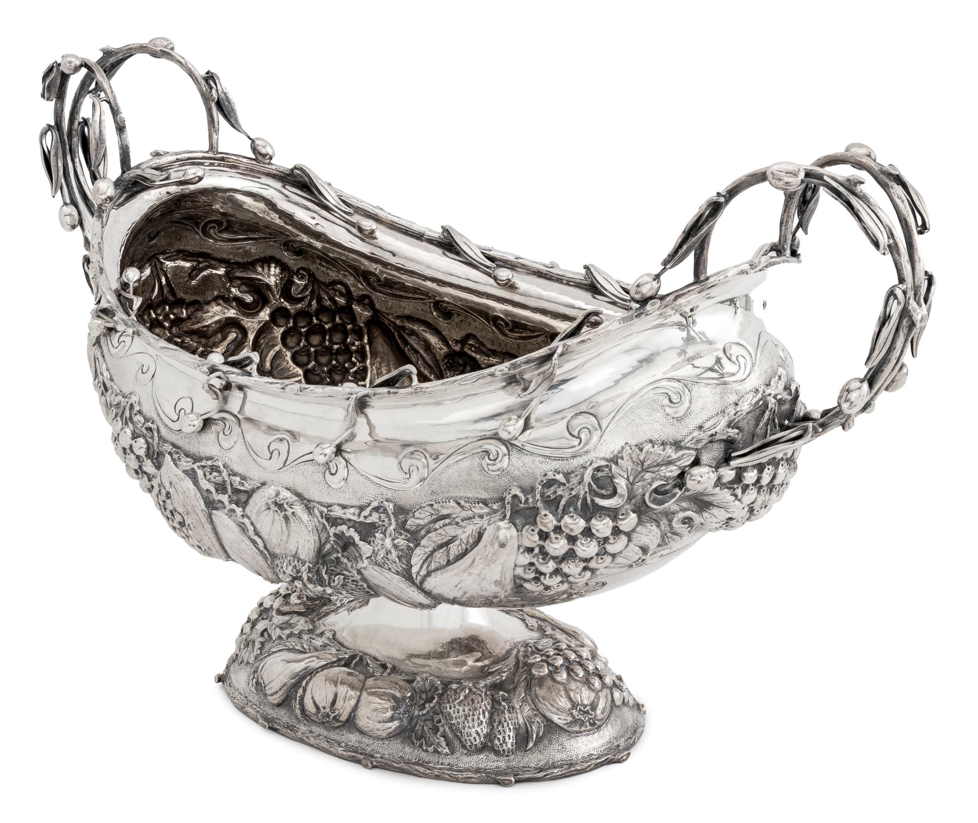 Italienischer Sterling Repousse Tafelaufsatz mit Fuß im Zustand „Gut“ im Angebot in Astoria, NY