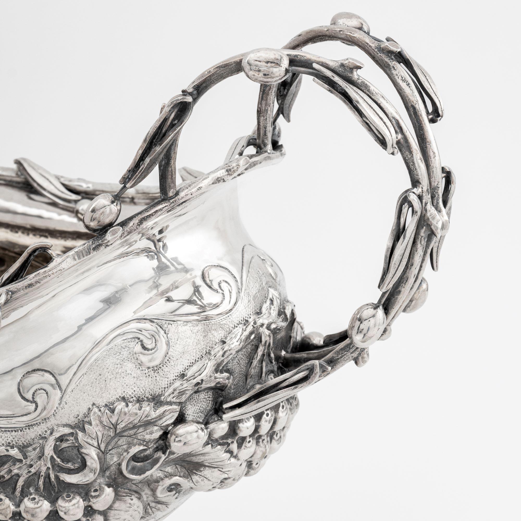 Italienischer Sterling Repousse Tafelaufsatz mit Fuß (20. Jahrhundert) im Angebot